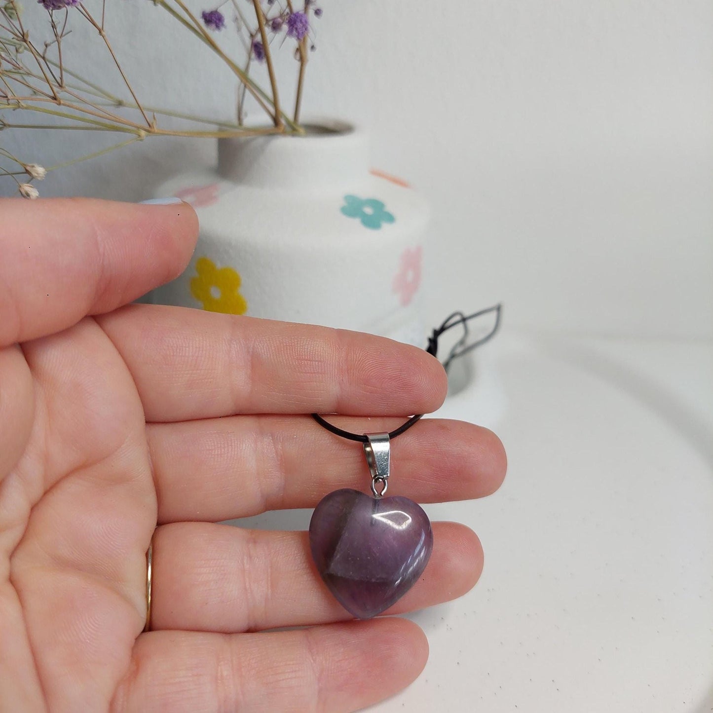 Silberne Edelstahlkette oder Lederband mit Amethyst Herz Edelstein, minimalistischer Schmuck, Geschenk für Frauen, Spiritualität Heilstein