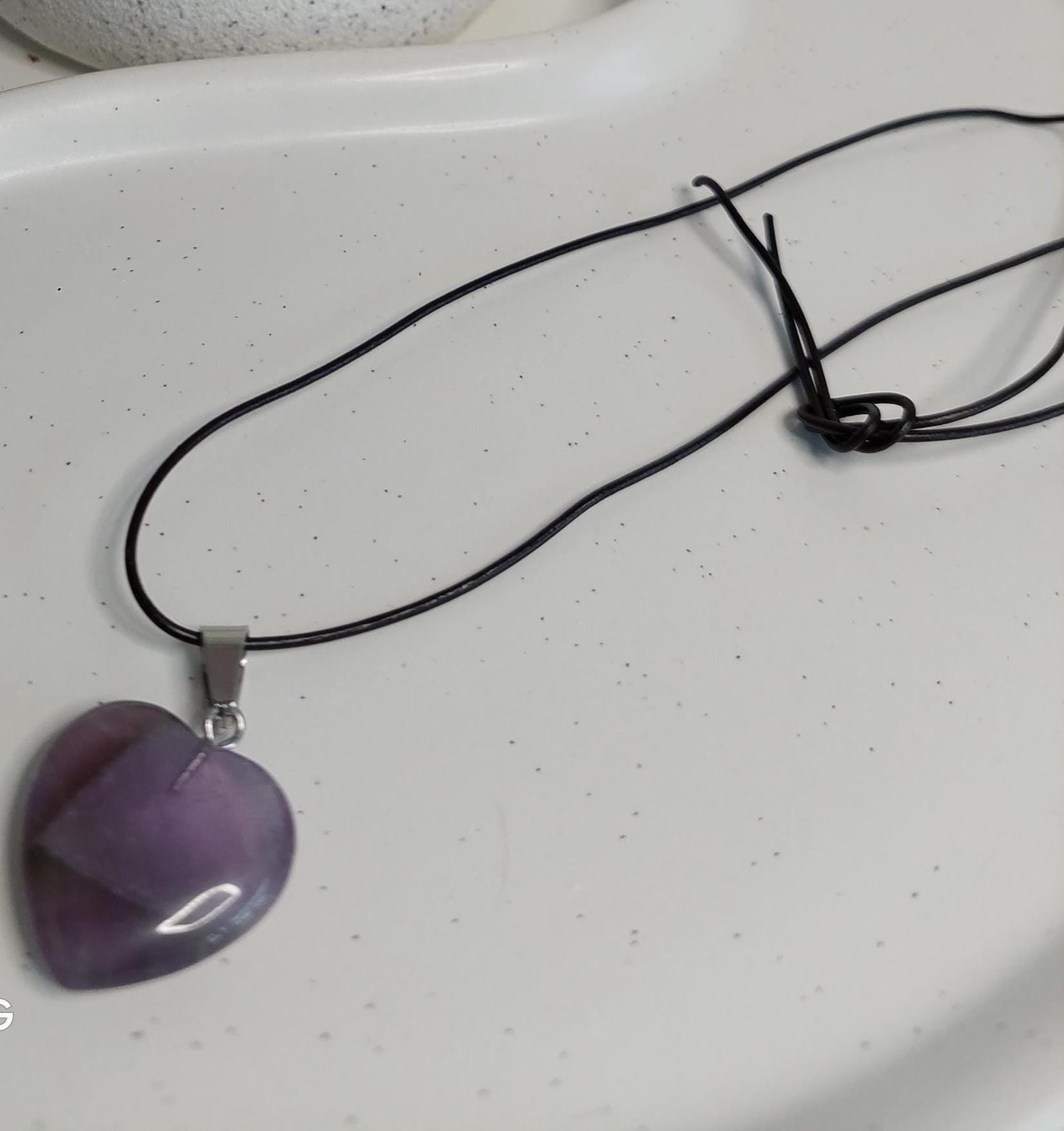 Silberne Edelstahlkette oder Lederband mit Amethyst Herz Edelstein, minimalistischer Schmuck, Geschenk für Frauen, Spiritualität Heilstein