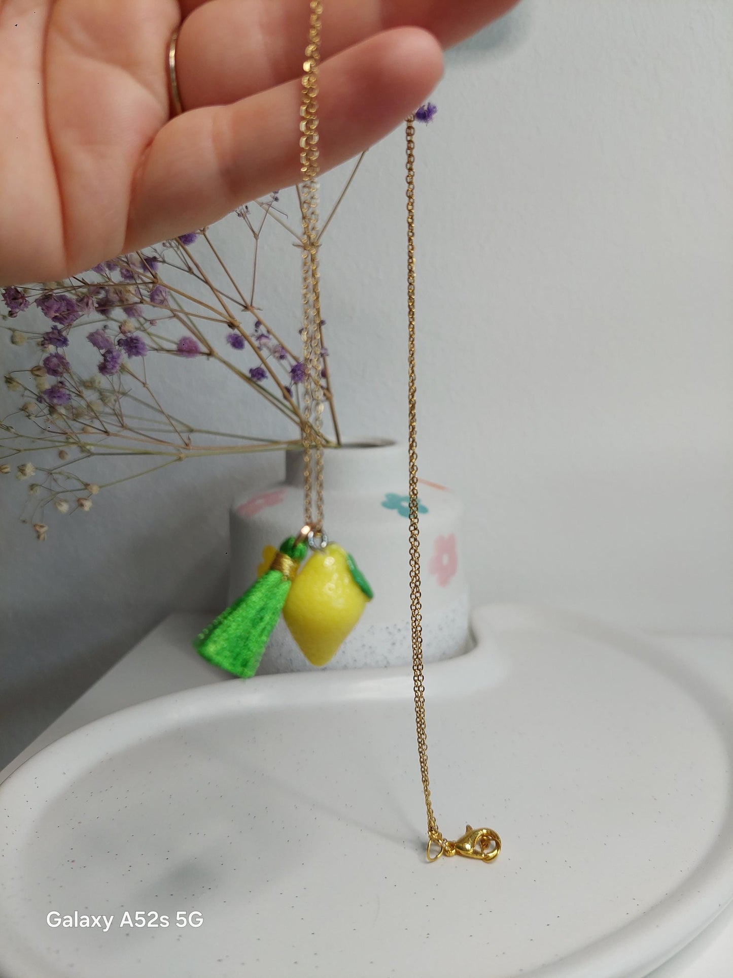 Vergoldete Edelstahlkette mit Zitronen- und Quastenanhänger – Sommerliche Statement-Halskette