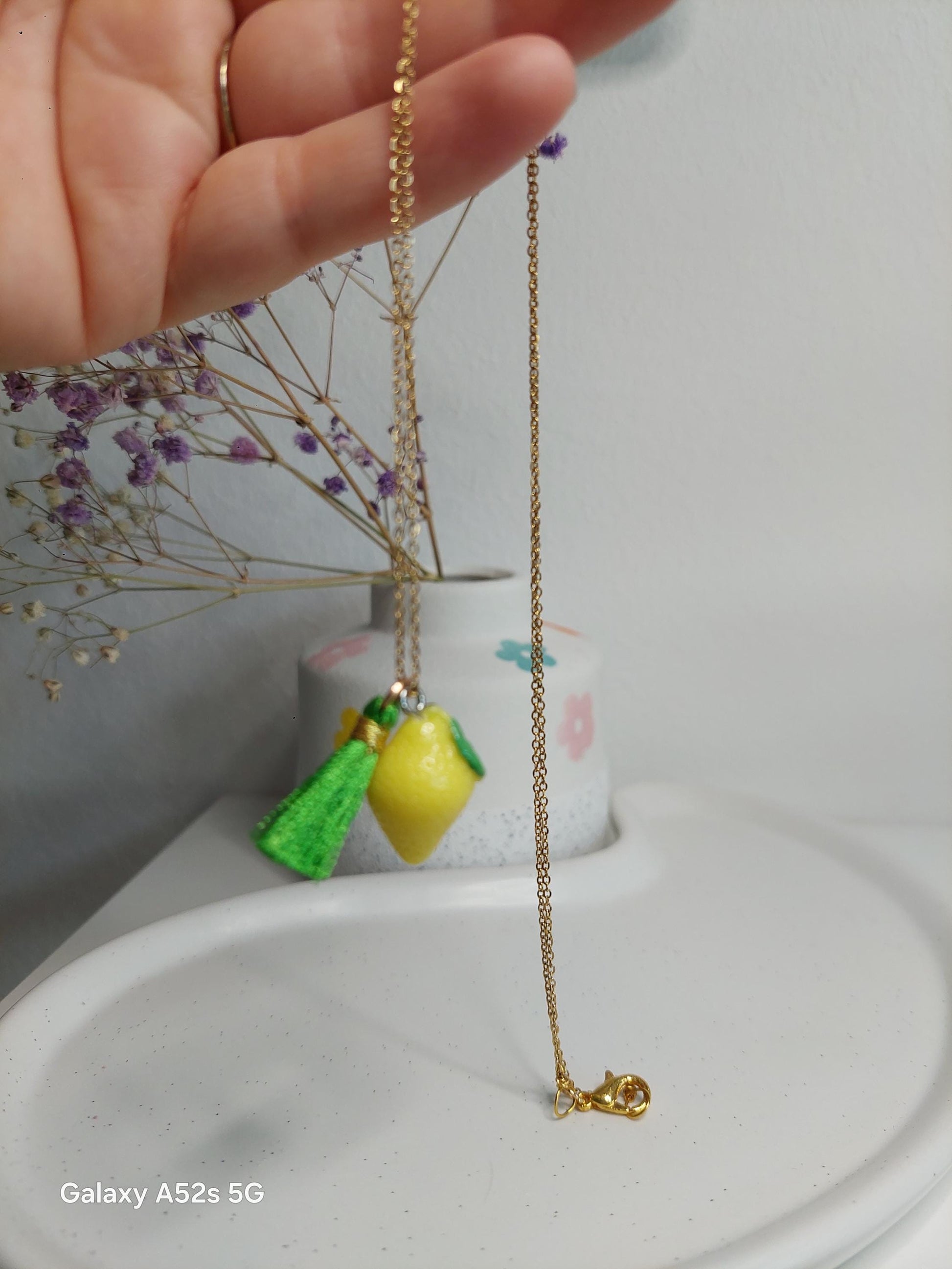 Vergoldete Edelstahlkette mit Zitronen- und Quastenanhänger – Sommerliche Statement-Halskette