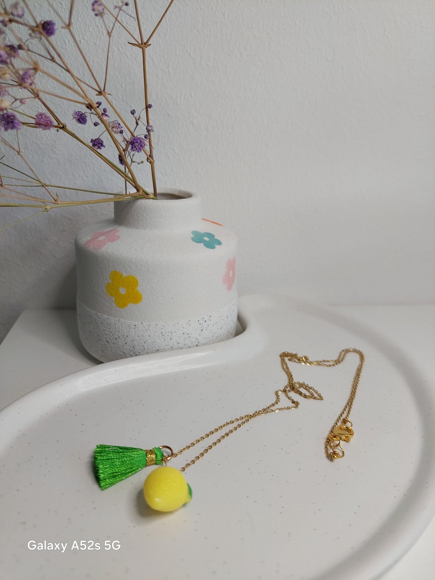 Vergoldete Edelstahlkette mit Zitronen- und Quastenanhänger – Sommerliche Statement-Halskette