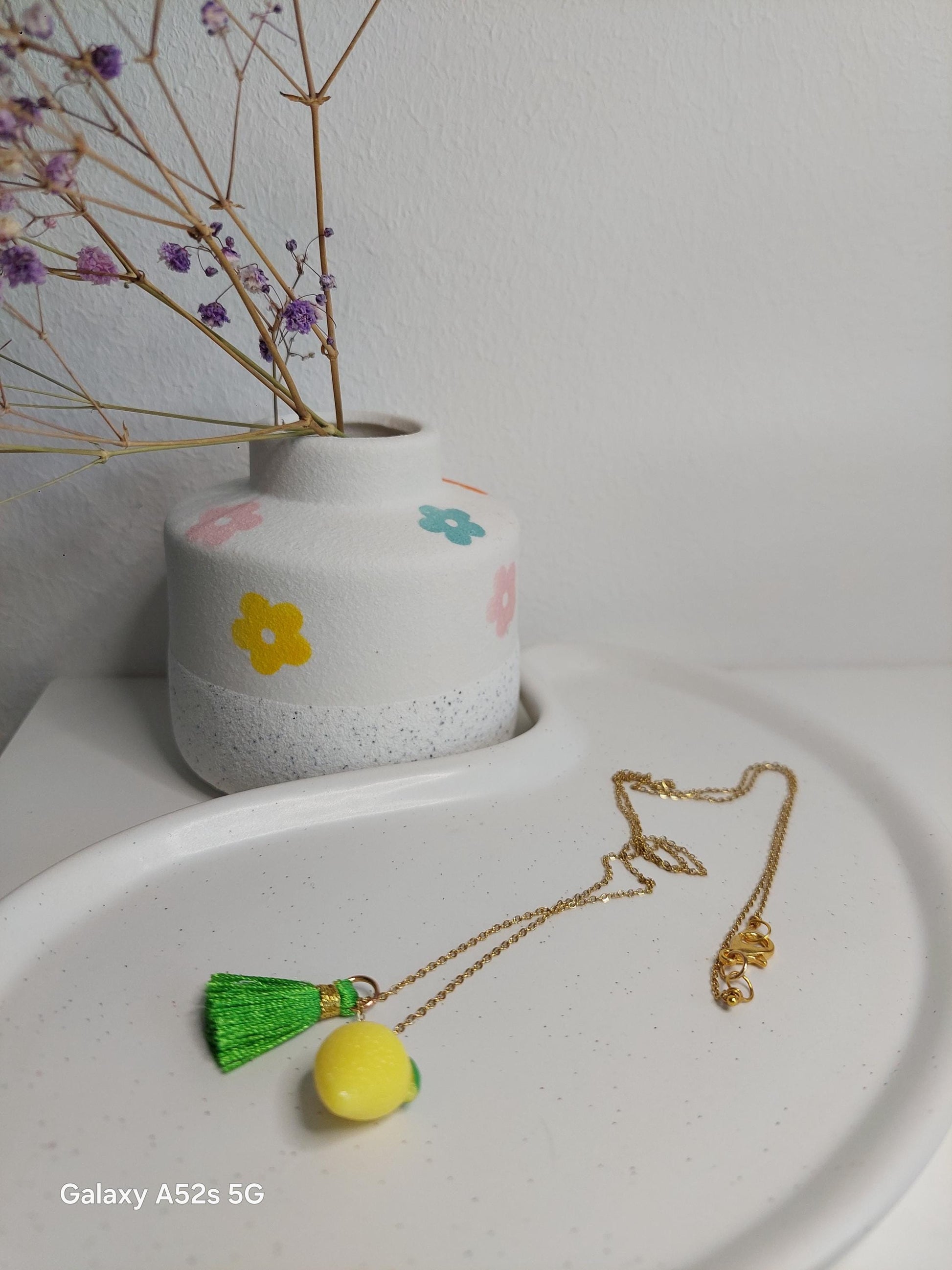 Vergoldete Edelstahlkette mit Zitronen- und Quastenanhänger – Sommerliche Statement-Halskette