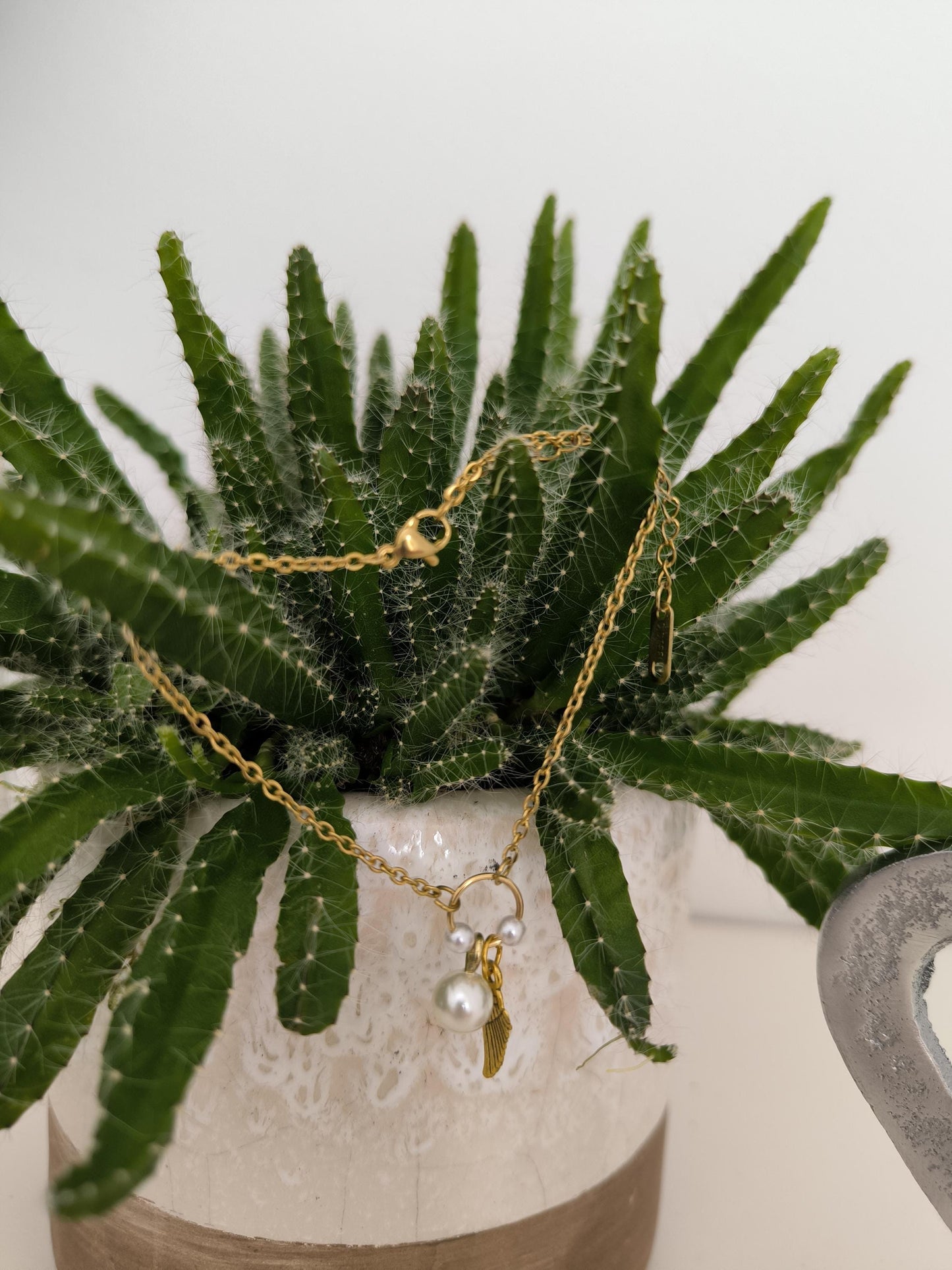 Vergoldetes Edelstahlarmband mit Perlen Engelflügel – Schutzengel Schmuck | Geschenk für Frauen | filigranes Armband | spirituell | elegant