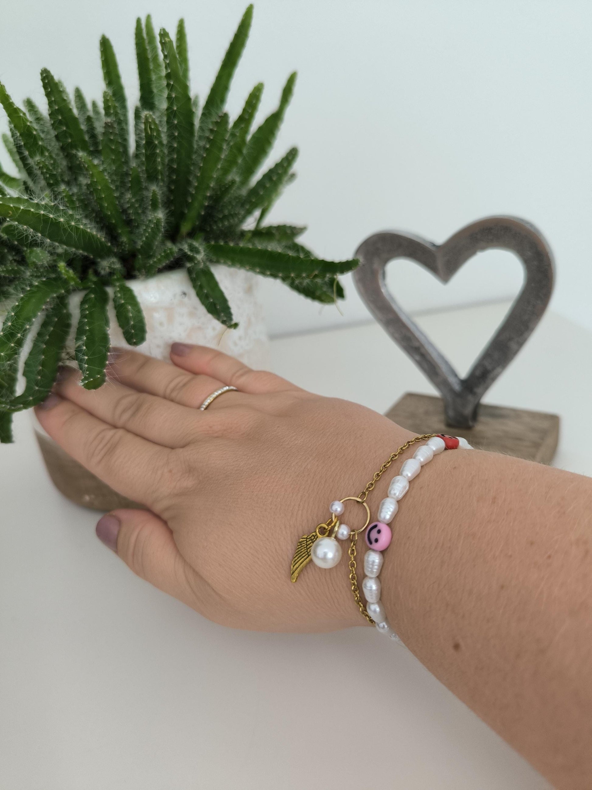 Vergoldetes Edelstahlarmband mit Perlen Engelflügel – Schutzengel Schmuck | Geschenk für Frauen | filigranes Armband | spirituell | elegant