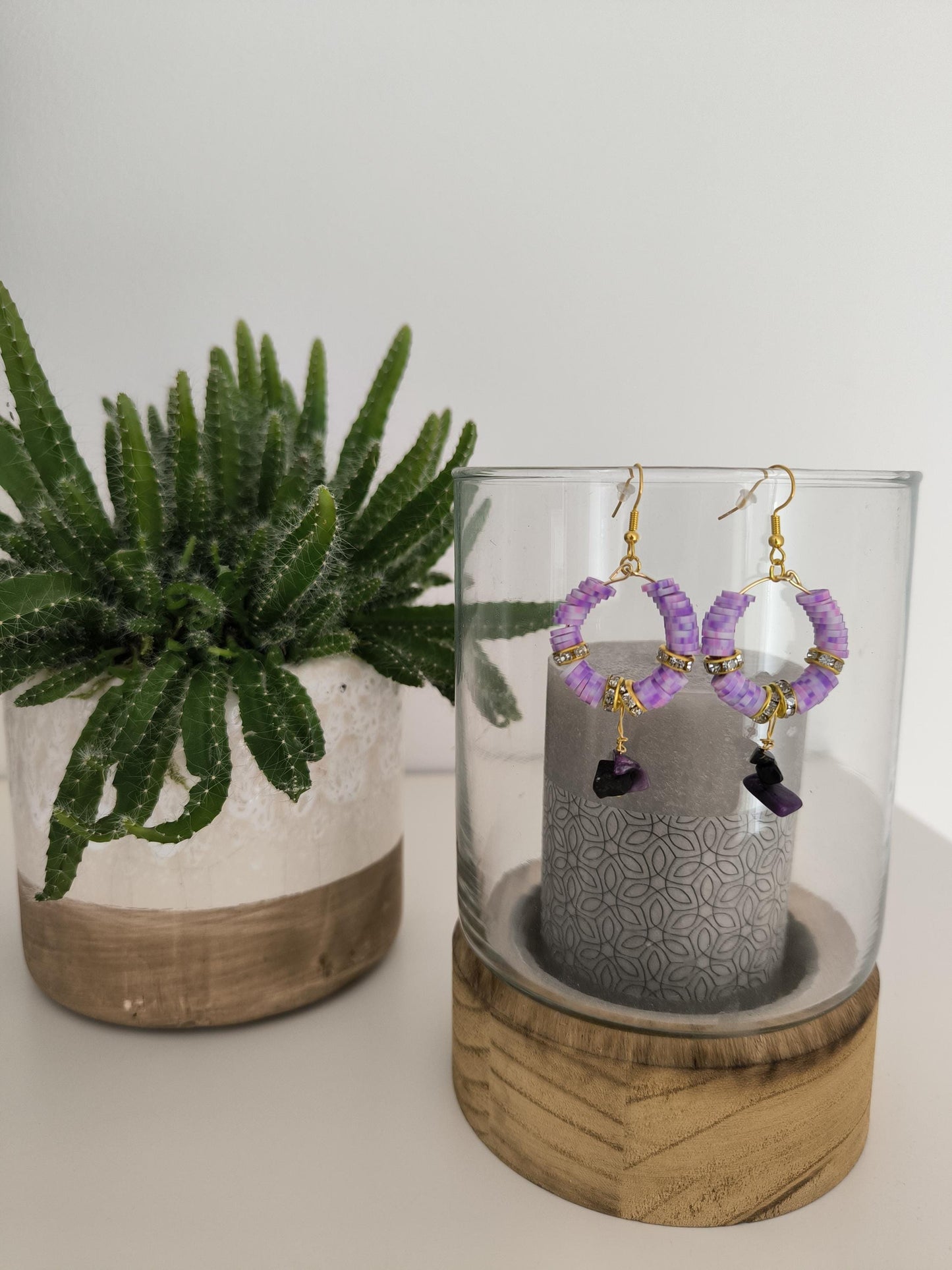 Vergoldete Edelstahl Ohrringe mit Tonperlen Edelsteinen – Türkis Sugilith, bunte Statement-Ohrringe, handgemachter Boho-Schmuck