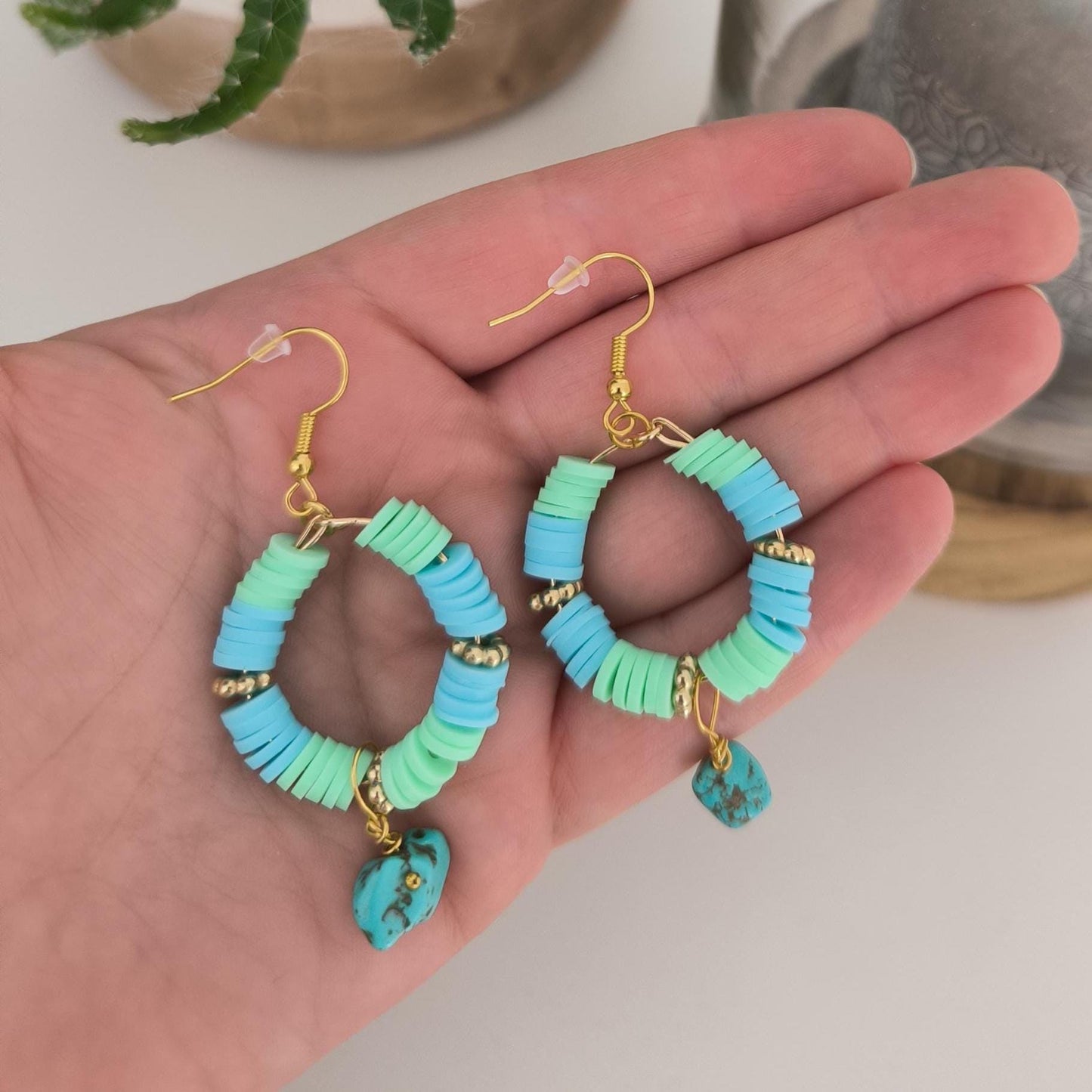 Vergoldete Edelstahl Ohrringe mit Tonperlen Edelsteinen – Türkis Sugilith, bunte Statement-Ohrringe, handgemachter Boho-Schmuck