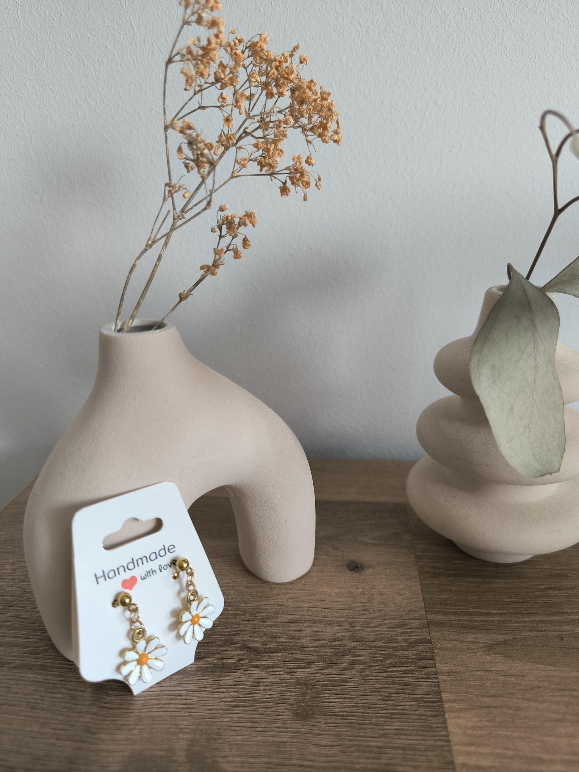 Boho Edelstahl Stecker Ohrringe mit weißen Blumen – vergoldet, sommerlich | verspielt, zarter Blütenschmuck, Geschenk für Frauen