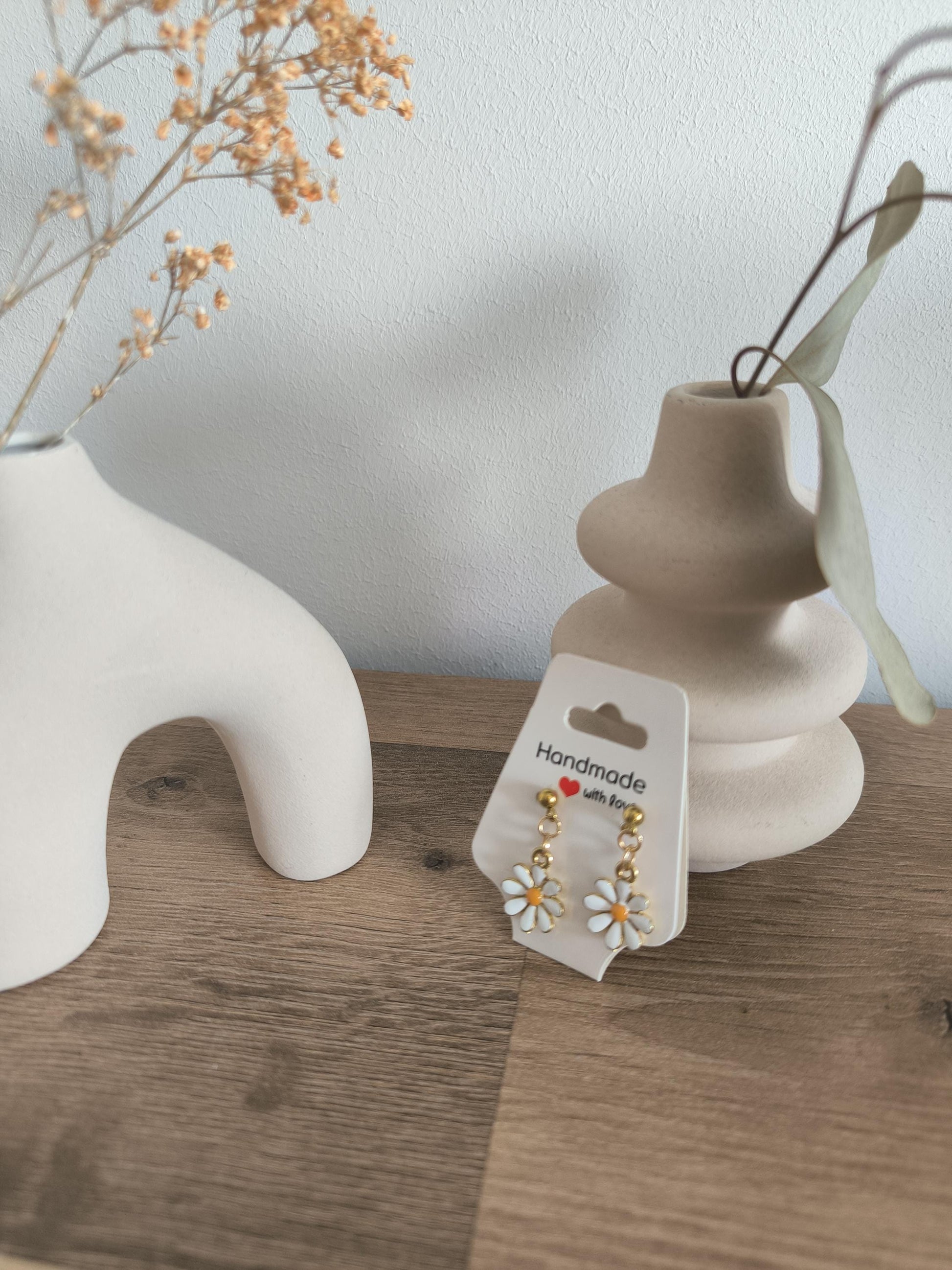 Boho Edelstahl Stecker Ohrringe mit weißen Blumen – vergoldet, sommerlich | verspielt, zarter Blütenschmuck, Geschenk für Frauen