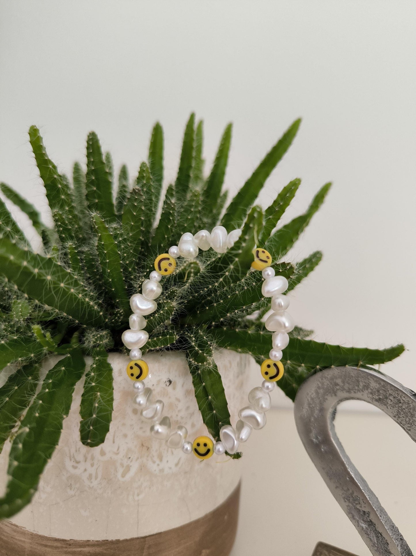 Smiley Perlenarmband – verspielter Sommerlook | Gelbe oder bunte Smileys & weiße Perlen | Freundschaftsarmband, Gute-Laune Schmuck