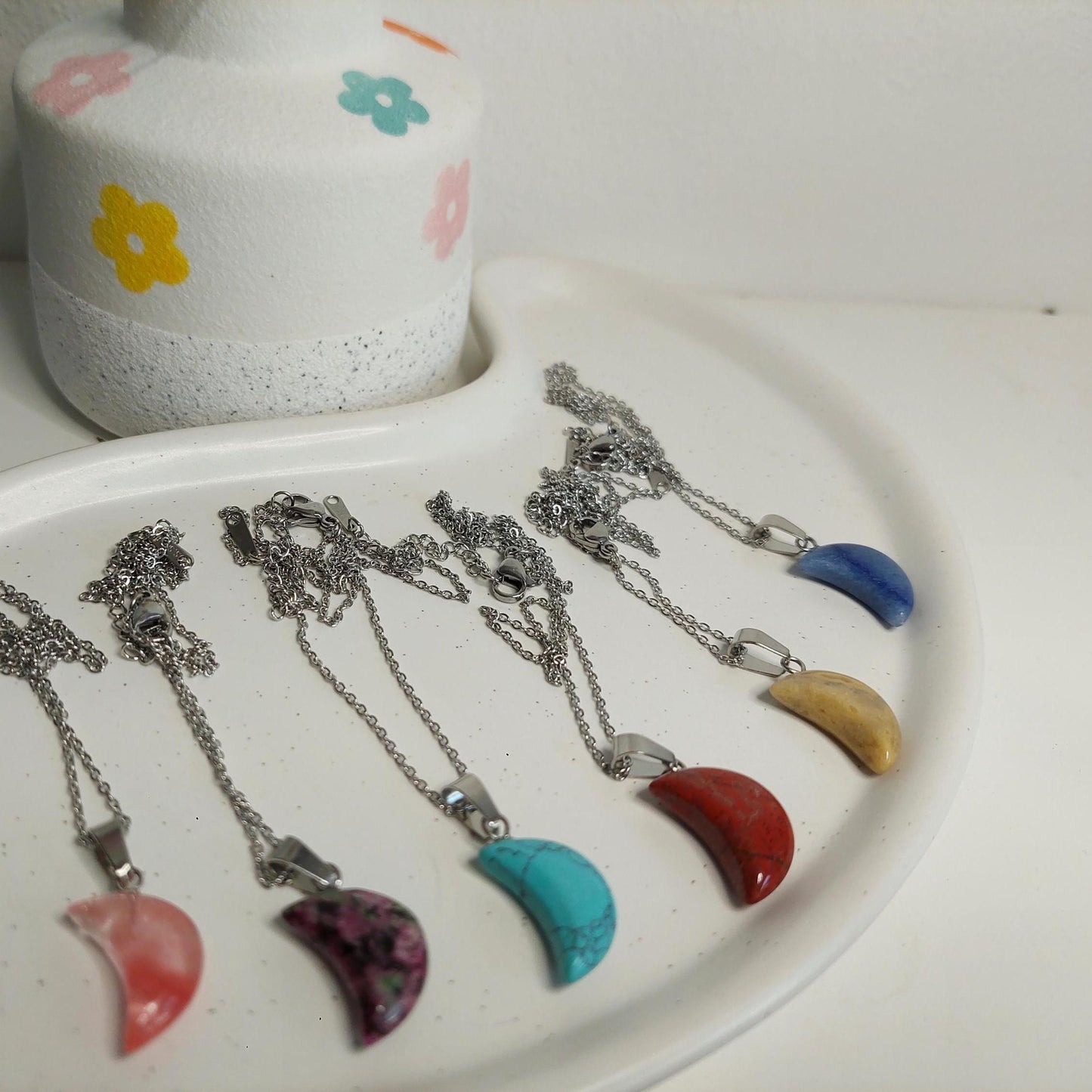 Mondstein Kette Edelstein Anhänger – Edelstahl Halskette mit Heilstein Halbmond – Boho Schmuck Damen Geschenk Naturstein