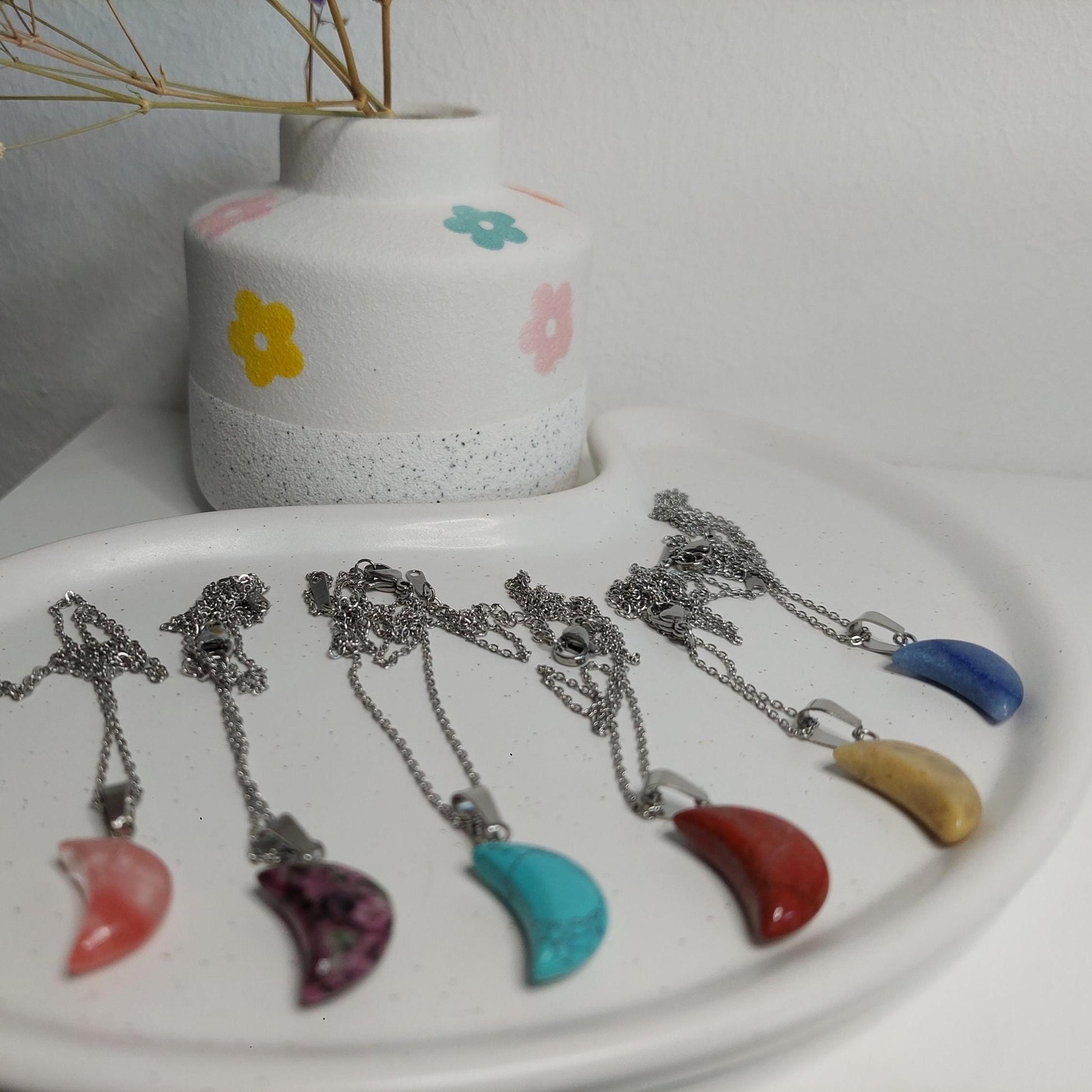 Mondstein Kette Edelstein Anhänger – Edelstahl Halskette mit Heilstein Halbmond – Boho Schmuck Damen Geschenk Naturstein