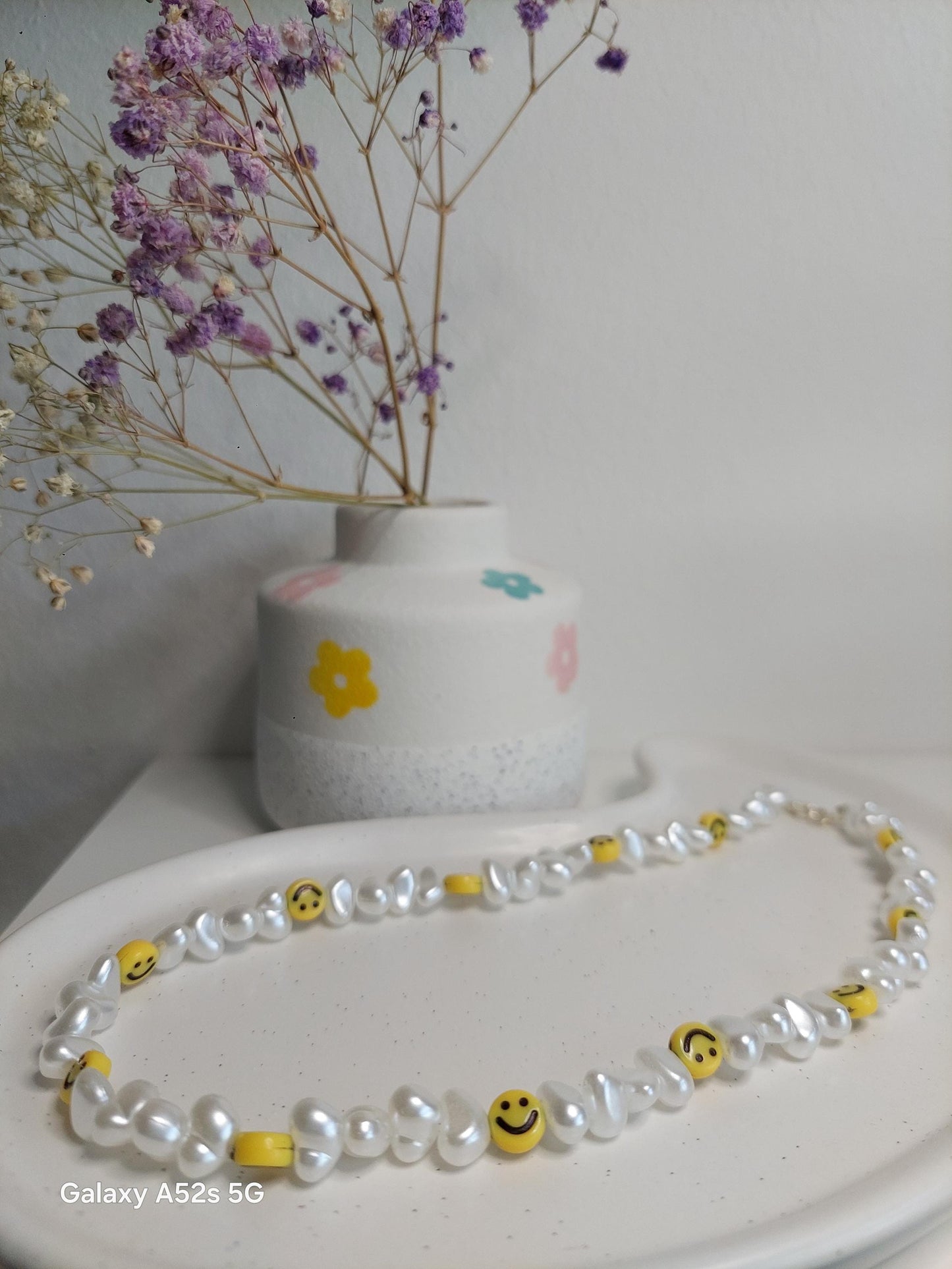 Smiley Halskette Muschelperlen | Summer Boho Schmuck | Edelstahl vergoldet | weiße Perlen | Gummiband | Handmade Kette mit Verschluss