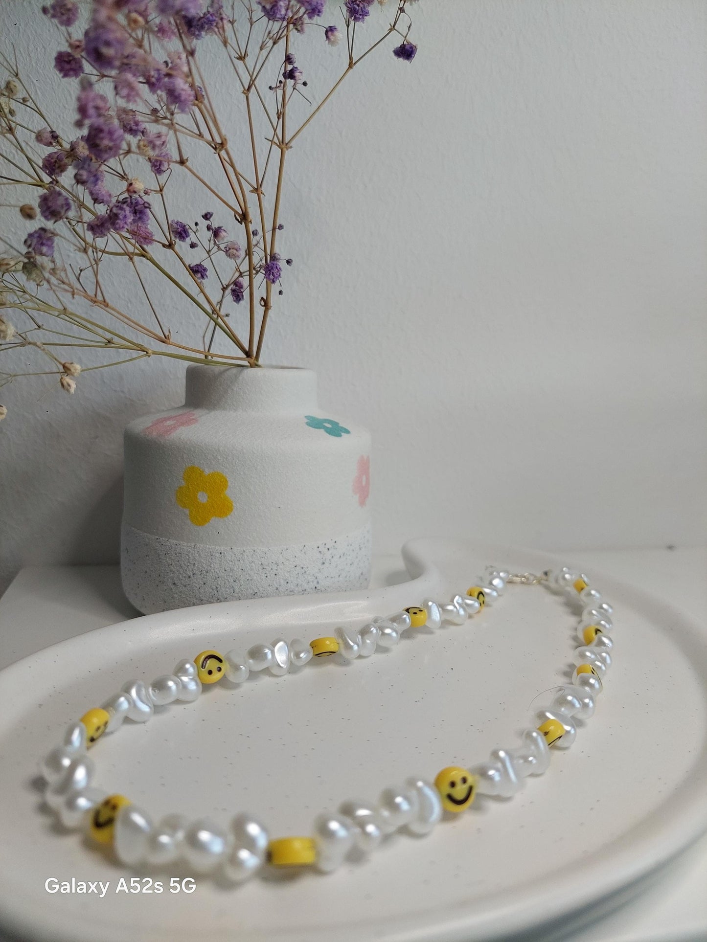 Smiley Halskette Muschelperlen | Summer Boho Schmuck | Edelstahl vergoldet | weiße Perlen | Gummiband | Handmade Kette mit Verschluss