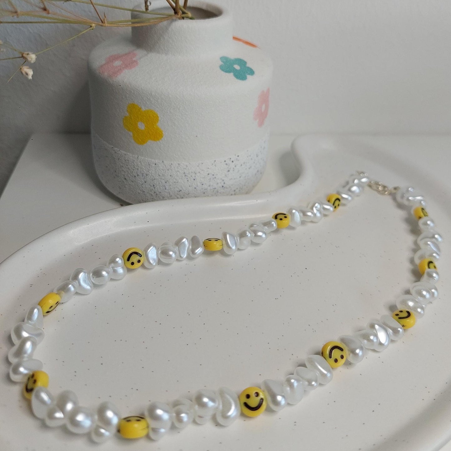 Smiley Halskette Muschelperlen | Summer Boho Schmuck | Edelstahl vergoldet | weiße Perlen | Gummiband | Handmade Kette mit Verschluss