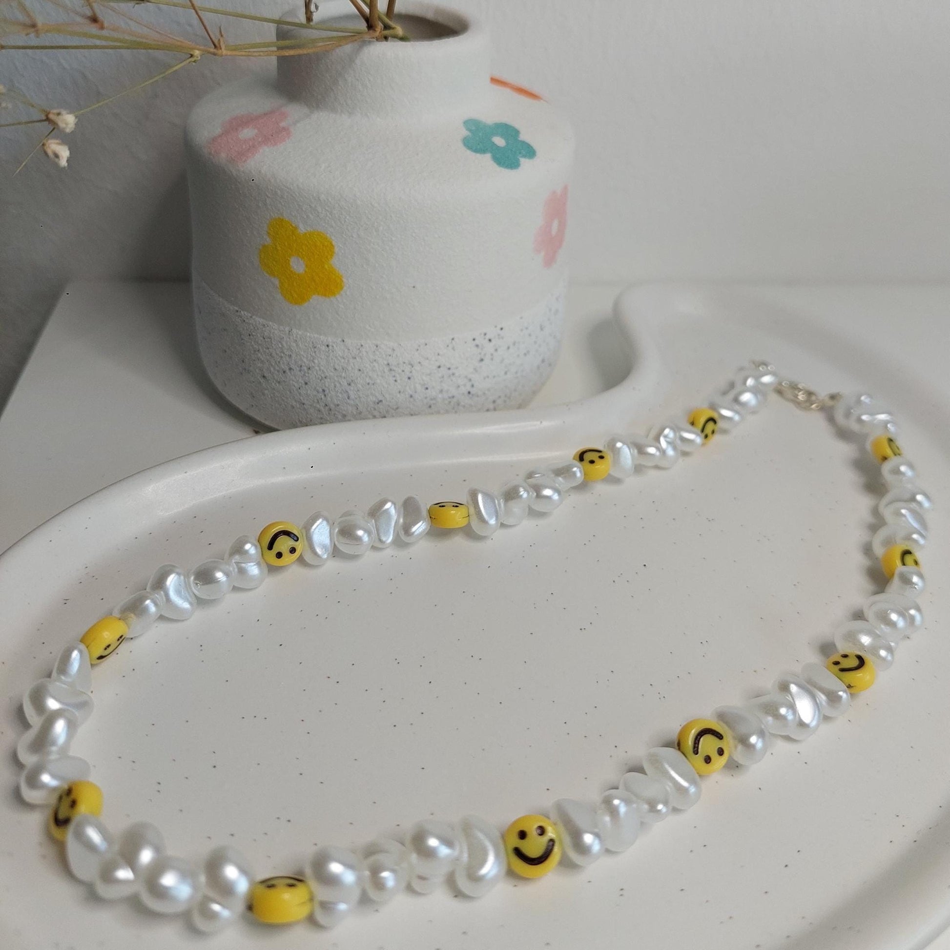 Smiley Halskette Muschelperlen | Summer Boho Schmuck | Edelstahl vergoldet | weiße Perlen | Gummiband | Handmade Kette mit Verschluss