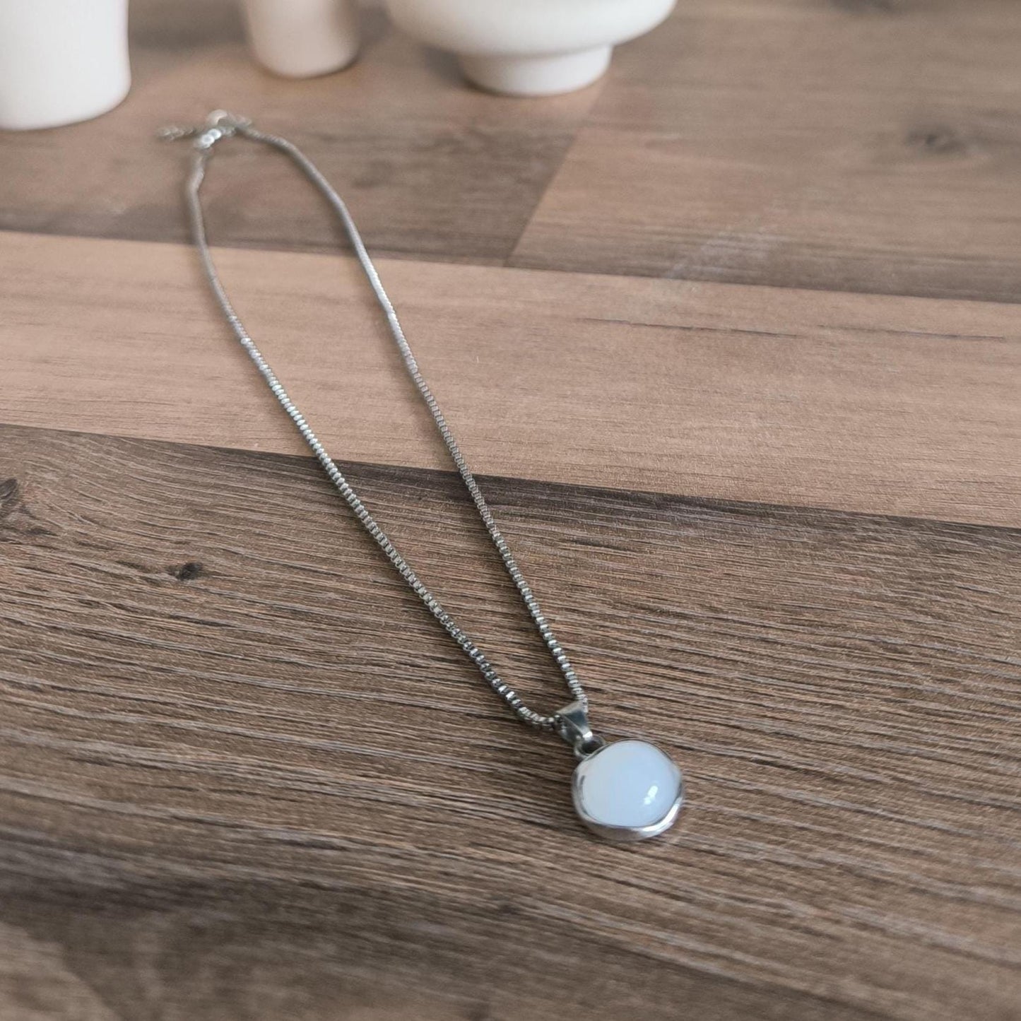 Lunar Glow Necklace – Edelstahl Halskette mit weißem Mondstein-Anhänger | Minimalistische Schmuckstücke | Geschenk für Sie