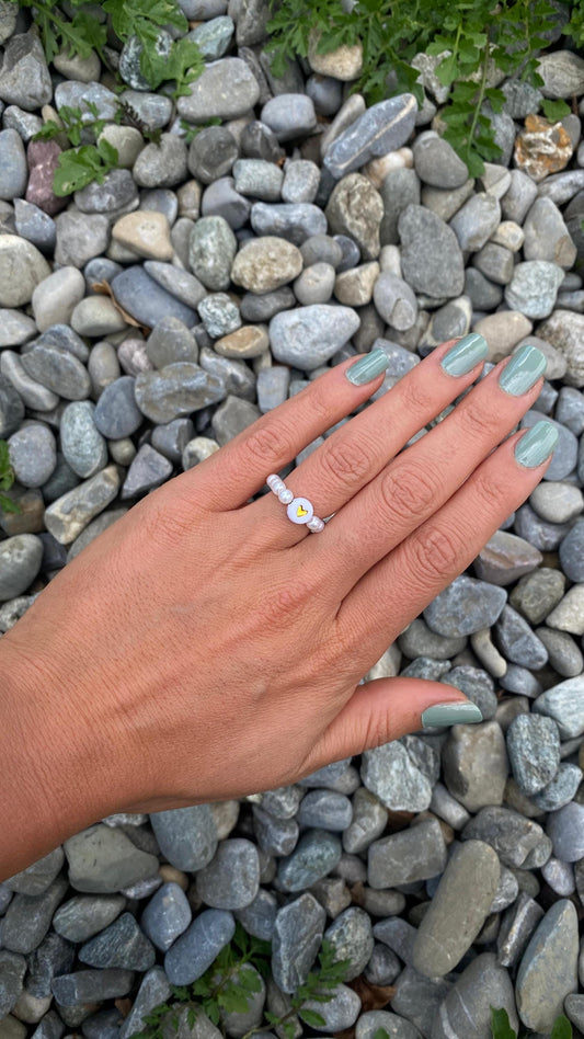 Perlenring Boho | Schlichter Ring Weiß Beige | Unisex Gummiband Ring | Goldener Modeschmuck | Muschelperlen Ring Handmade