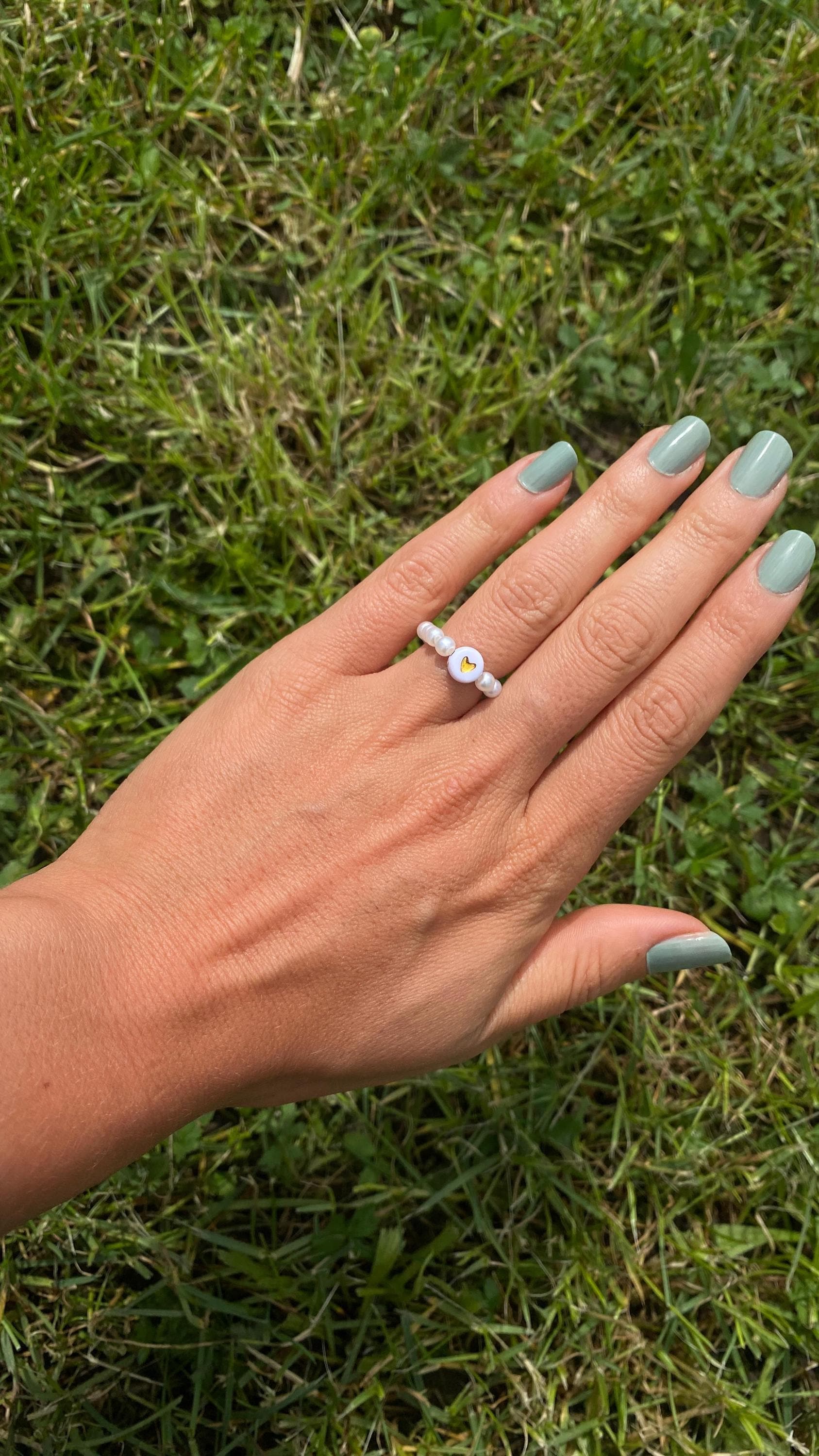 Perlenring Boho | Schlichter Ring Weiß Beige | Unisex Gummiband Ring | Goldener Modeschmuck | Muschelperlen Ring Handmade