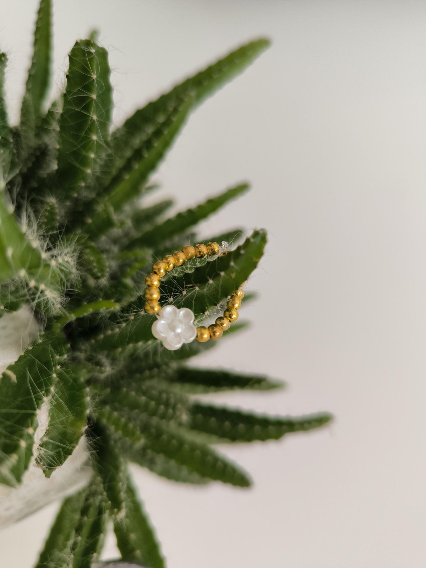 Perlenring Boho | Schlichter Ring Weiß Beige | Unisex Gummiband Ring | Goldener Modeschmuck | Muschelperlen Ring Handmade