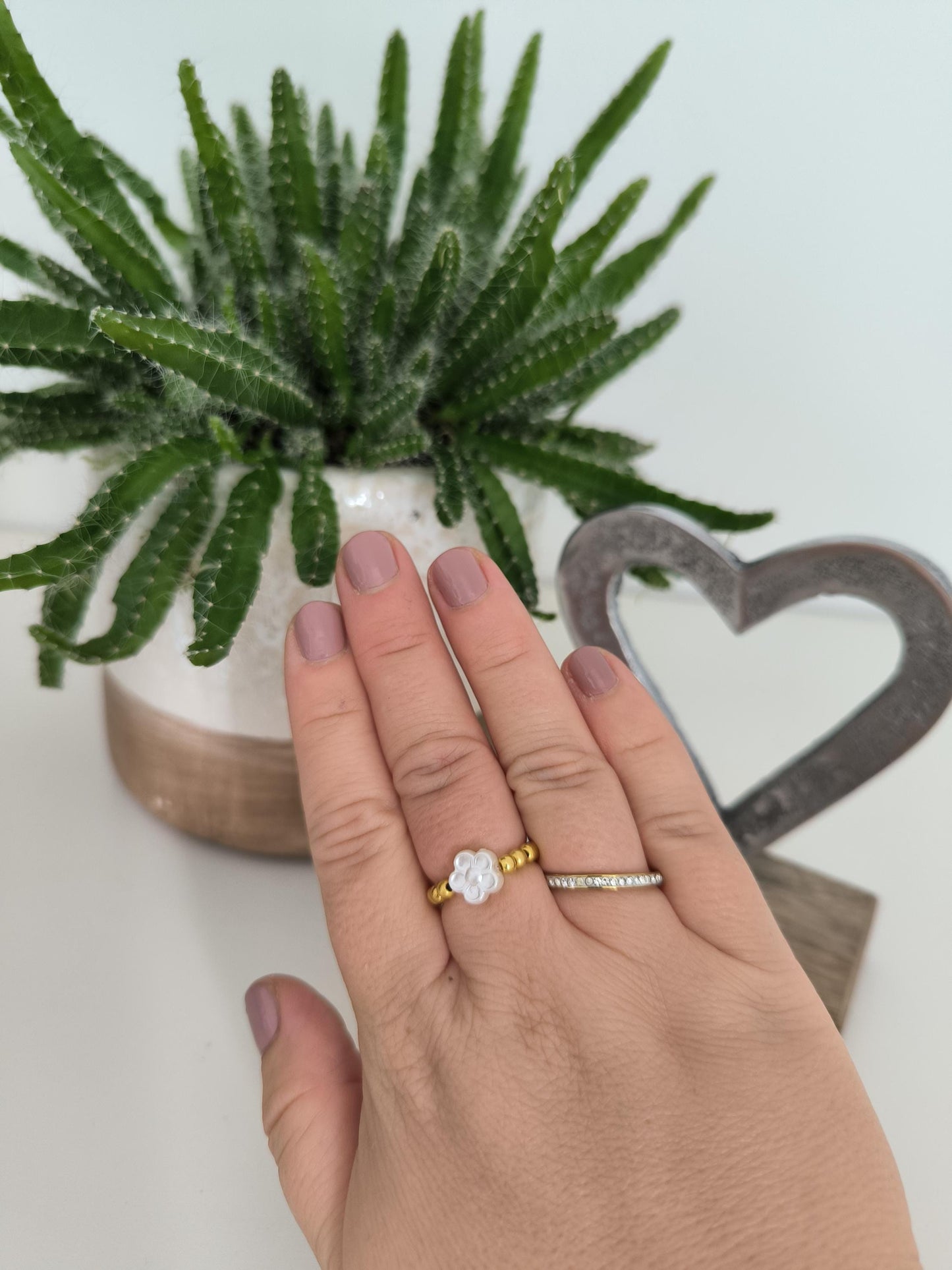 Perlenring Boho | Schlichter Ring Weiß Beige | Unisex Gummiband Ring | Goldener Modeschmuck | Muschelperlen Ring Handmade