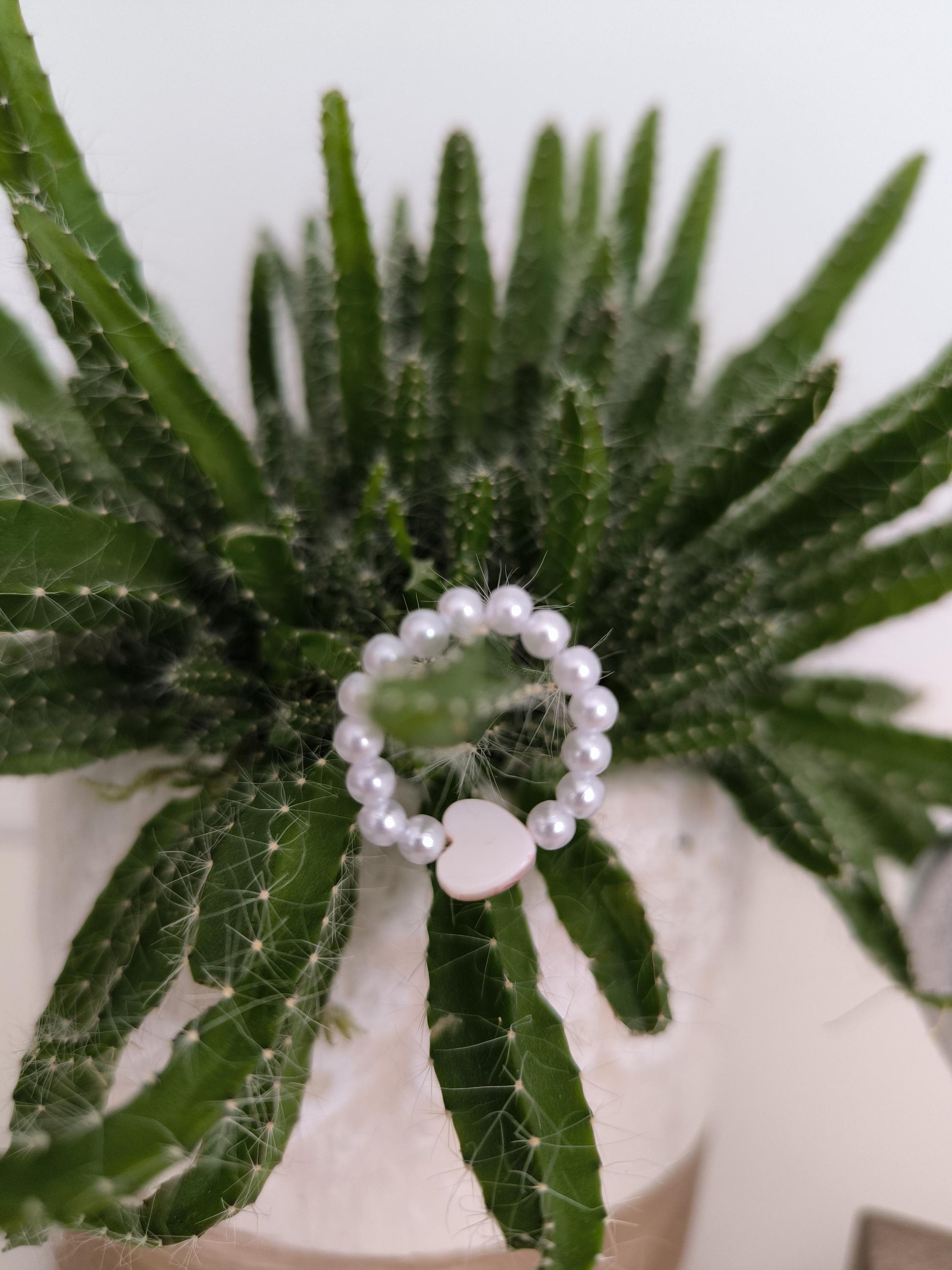 Perlenring Boho | Schlichter Ring Weiß Beige | Unisex Gummiband Ring | Goldener Modeschmuck | Muschelperlen Ring Handmade