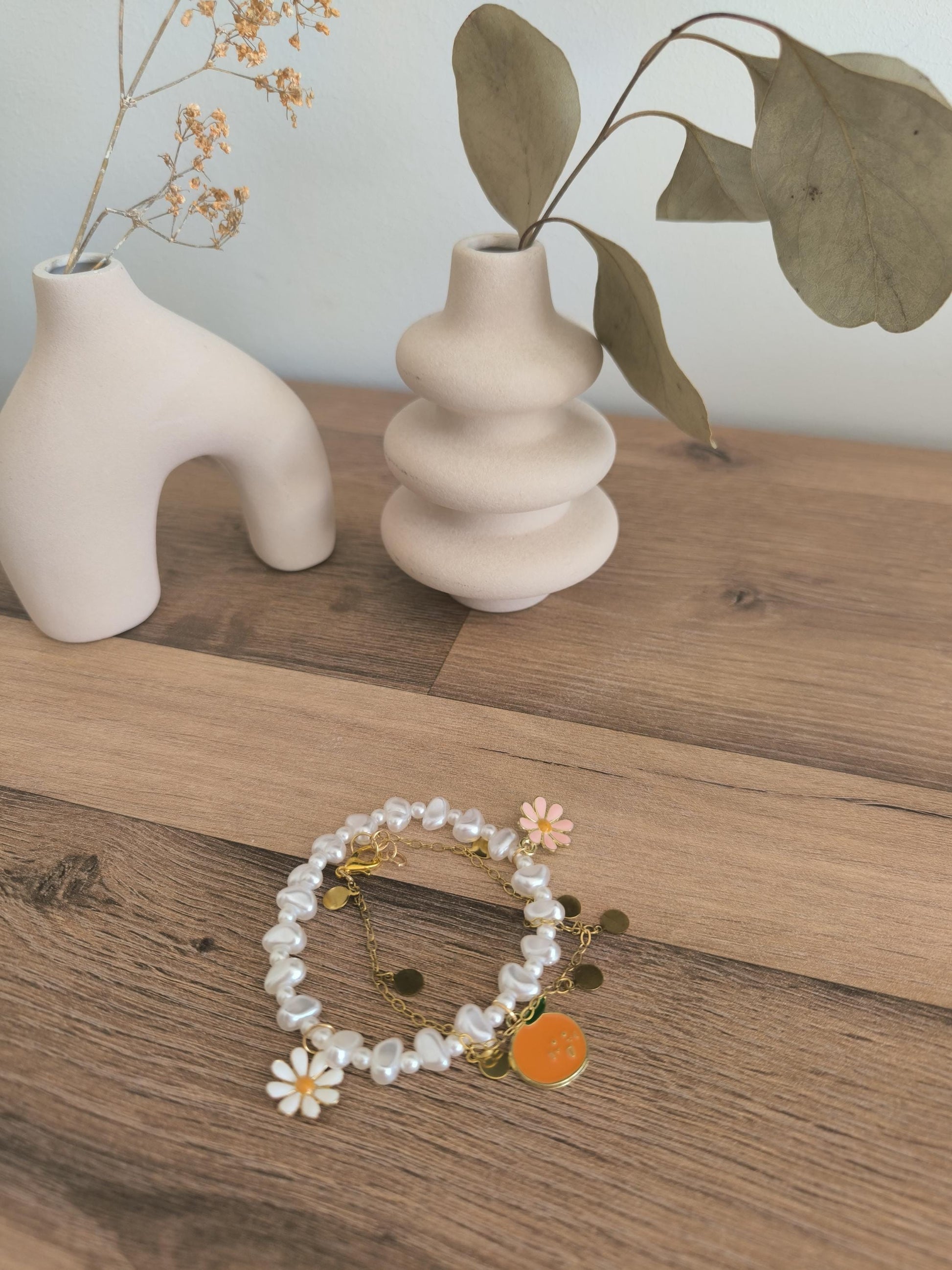 Perlenarmband Boho Set | Sommer Armband Orange und Blumen | 2-teilig | Gummiband & vergoldetes Edelsteinarmband | Geschenkidee