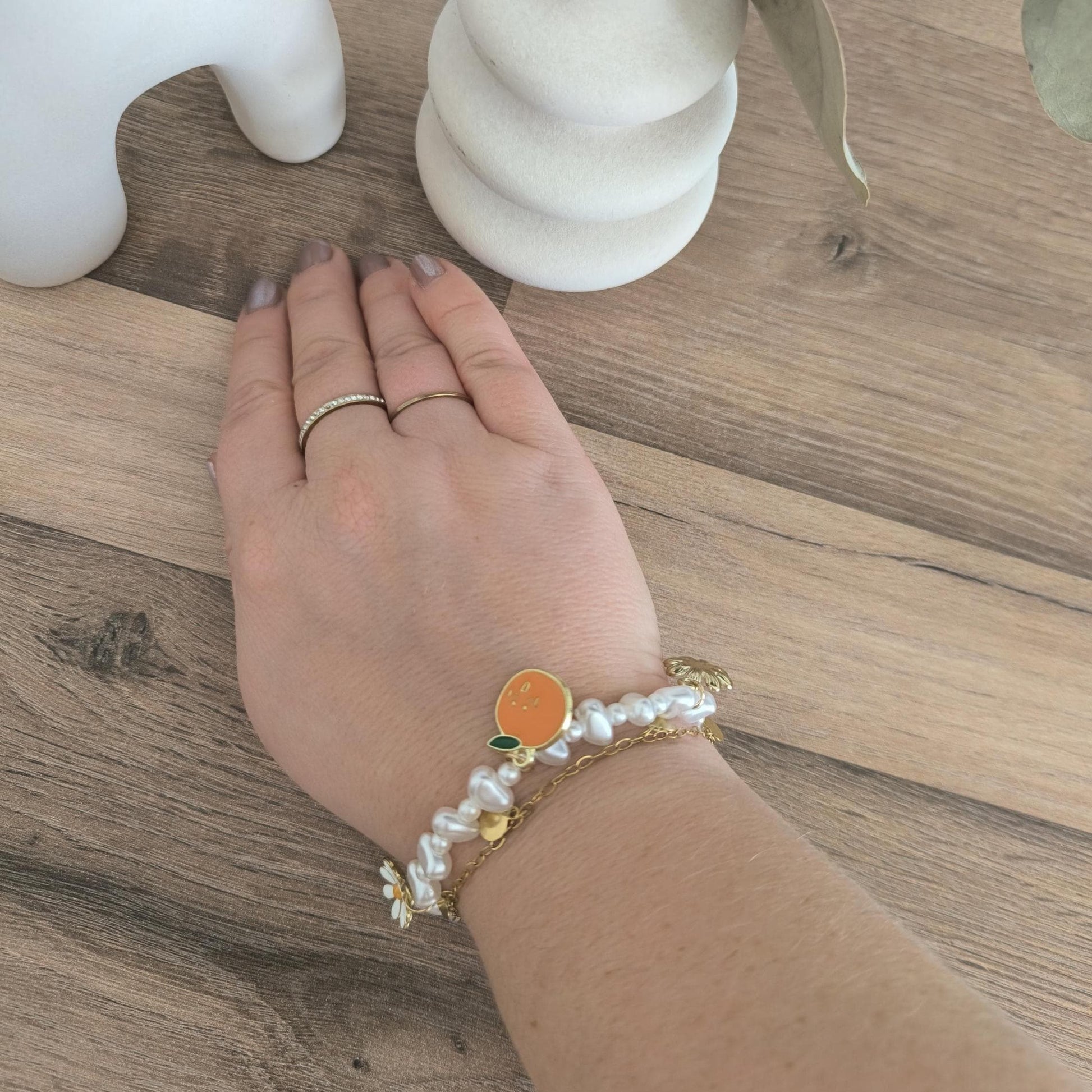 Perlenarmband Boho Set | Sommer Armband Orange und Blumen | 2-teilig | Gummiband & vergoldetes Edelsteinarmband | Geschenkidee