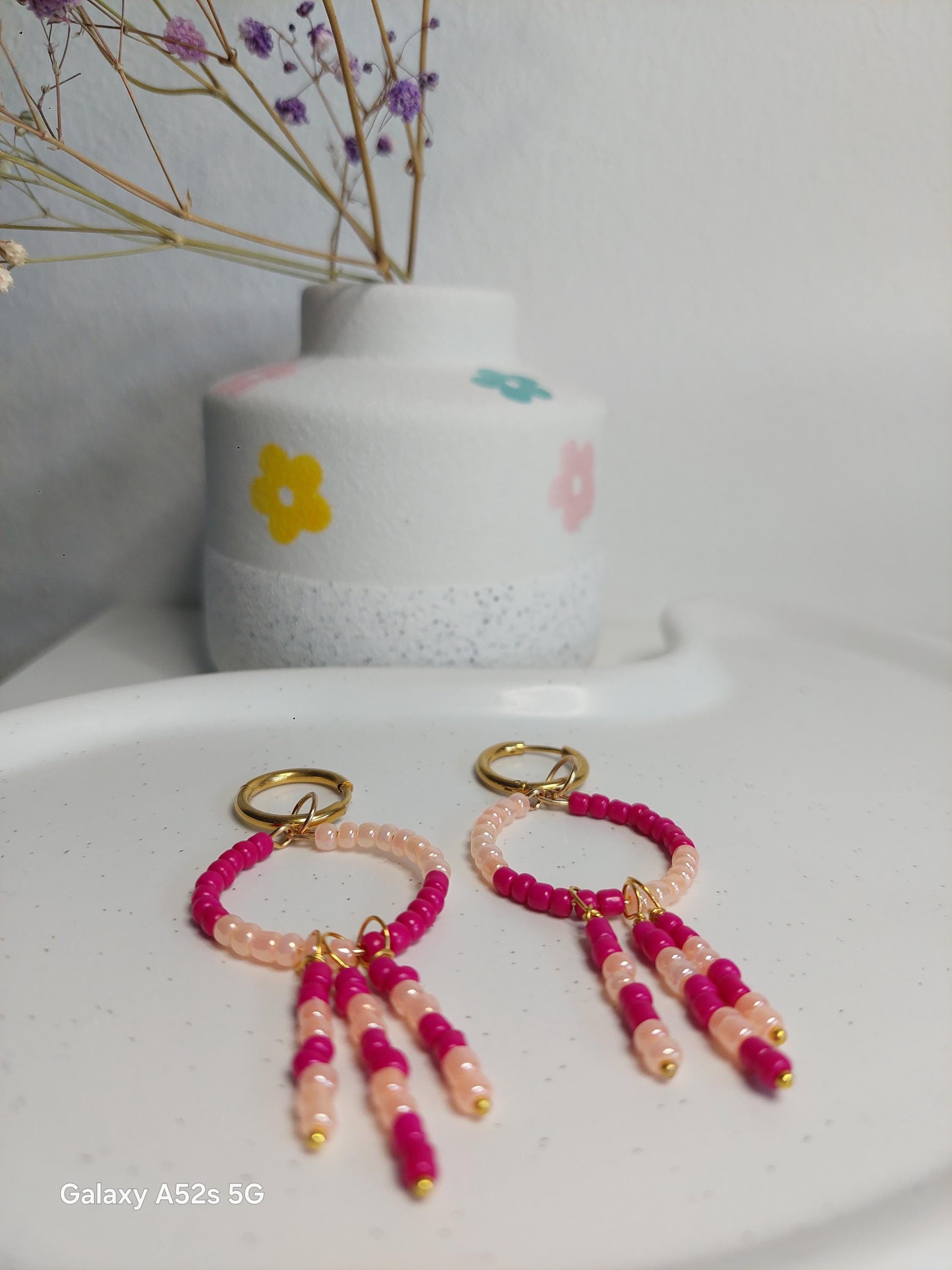 18k vergoldete Mini-Creolen mit Anhänger | Handmade Ohrringe | Boho Schmuck | Kleine Huggie Hoops | Perlenohrringe | Sommer Trend | Edel