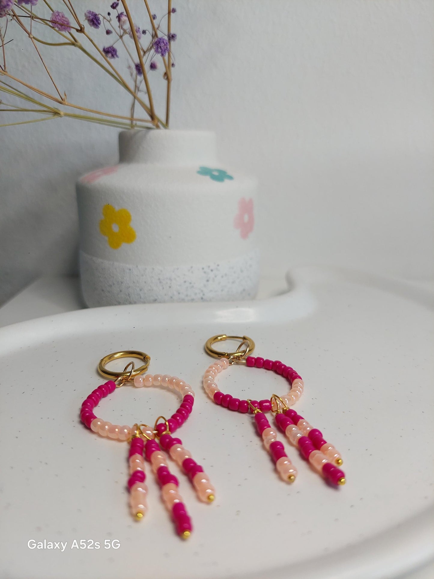 18k vergoldete Mini-Creolen mit Anhänger | Handmade Ohrringe | Boho Schmuck | Kleine Huggie Hoops | Perlenohrringe | Sommer Trend | Edel