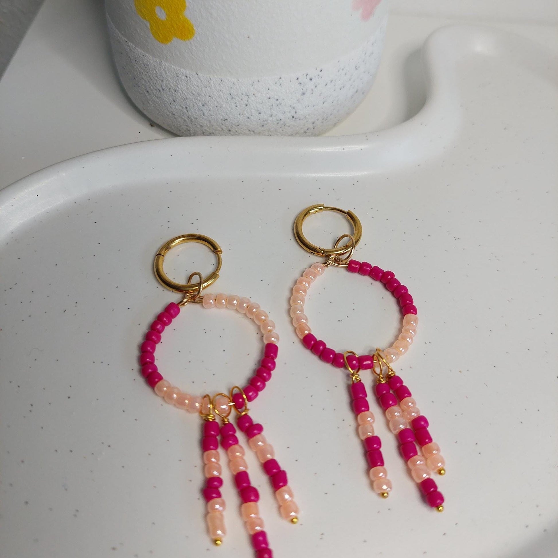 18k vergoldete Mini-Creolen mit Anhänger | Handmade Ohrringe | Boho Schmuck | Kleine Huggie Hoops | Perlenohrringe | Sommer Trend | Edel