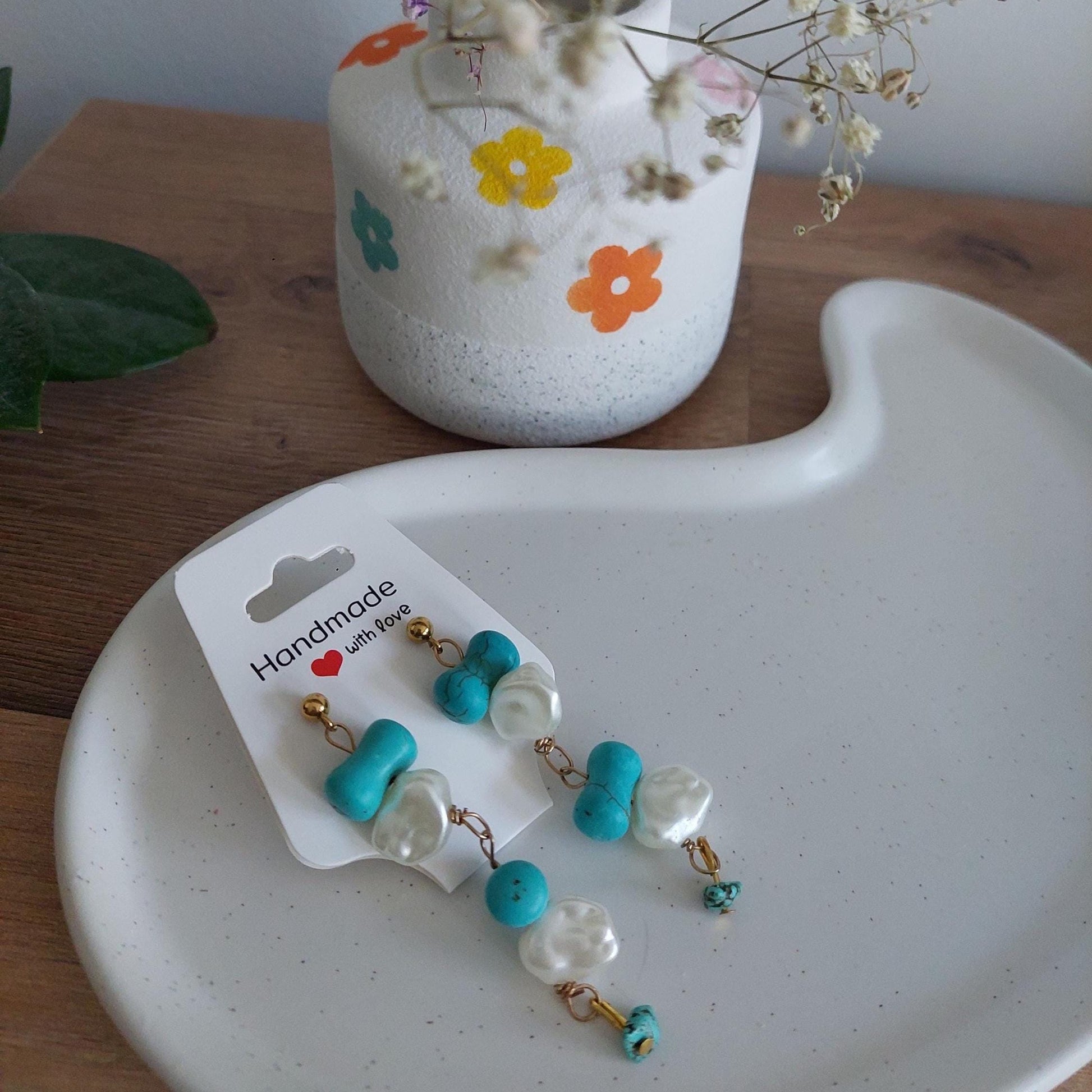 Goldene Türkis Ohrringe | Edelstahl vergoldet | Steckerohrringe mit Perlen | echter Türkis | Boho Schmuck | Muschelperlen Handmade Geschenk