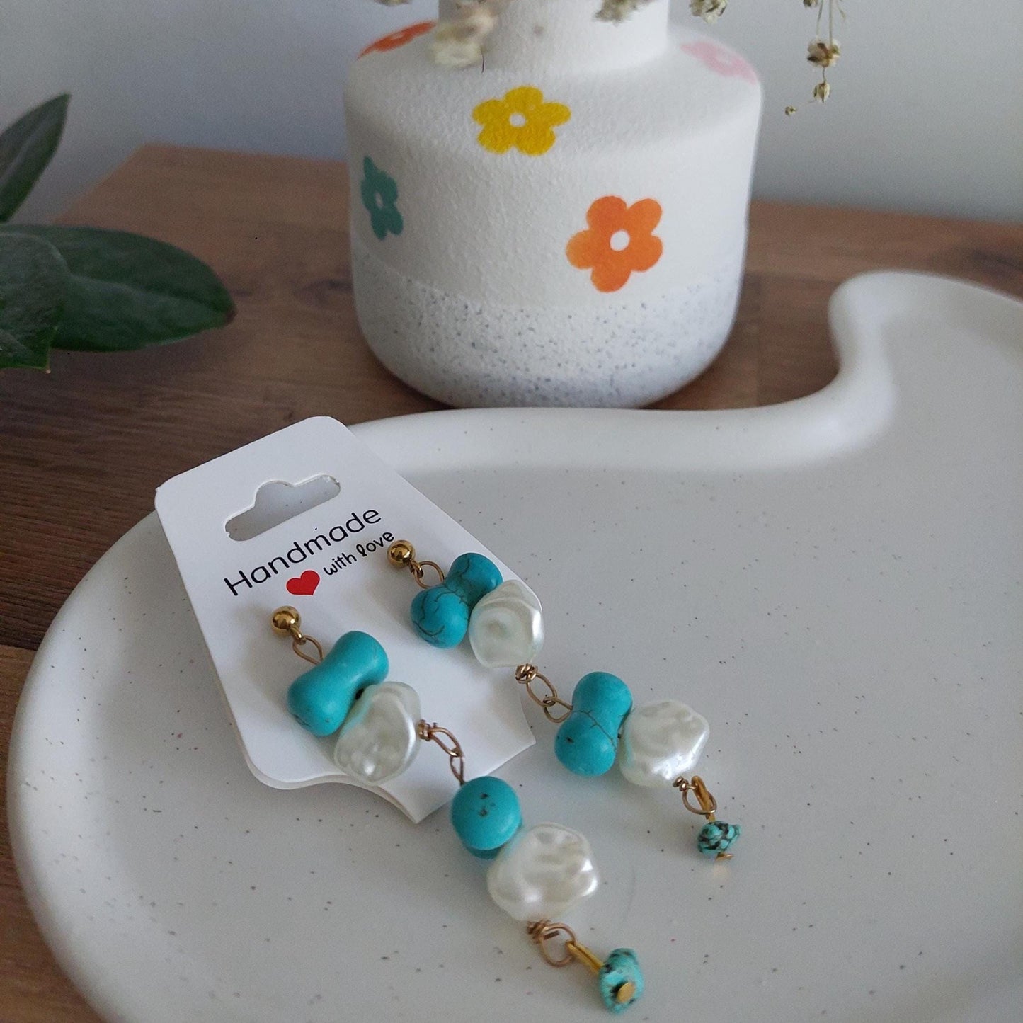 Goldene Türkis Ohrringe | Edelstahl vergoldet | Steckerohrringe mit Perlen | echter Türkis | Boho Schmuck | Muschelperlen Handmade Geschenk