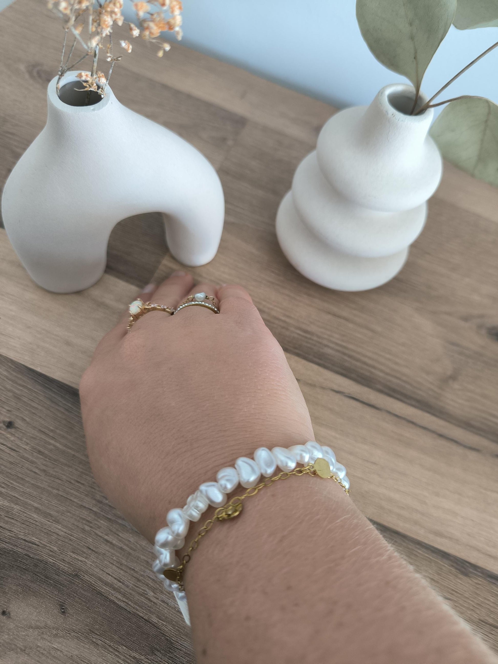 weißes Perlenarmband Boho Set | Elegantes Armband | 2-teilig | Gummiband & vergoldetes Edelsteinarmband | Geschenkidee für Sie | Hochzeit |