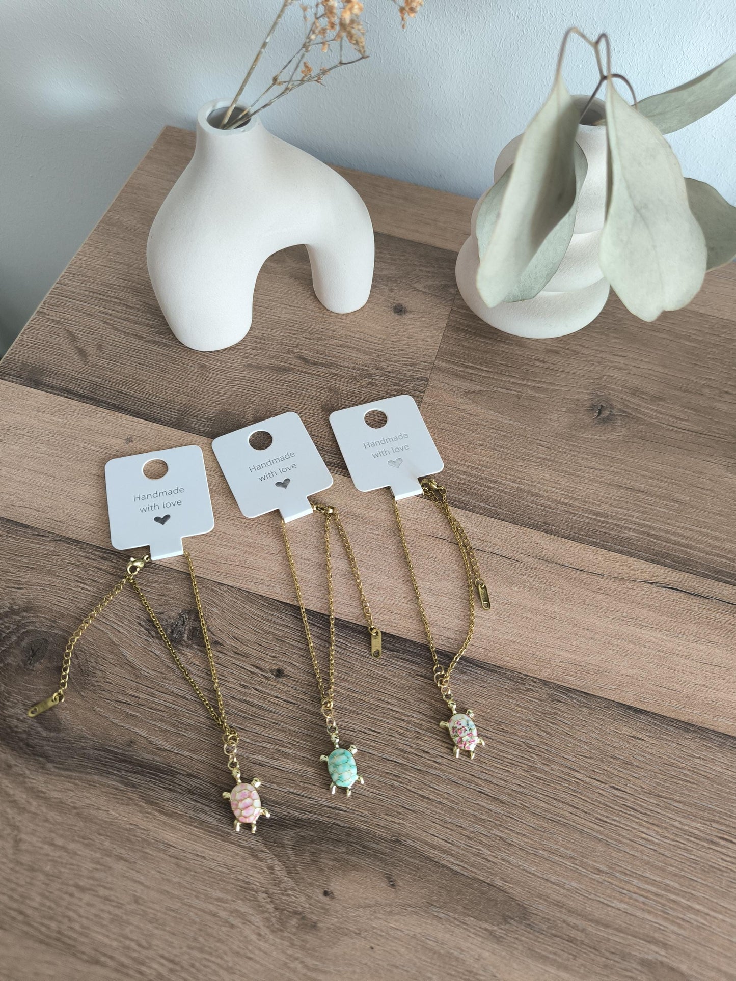 Vergoldetes Edelstahl Armband mit bunter Schildkröte | Rosa, Türkis oder Bunt | zarter Schmuck handmade | Geschenkidee Freundschaft