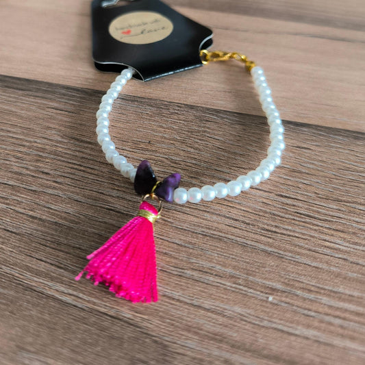 Boho-Perlenarmband mit weißen Perlen | natürlichen Sugilith-Edelsteinen und pinkem Quastenanhänger | Boho | Gift for her | Modern