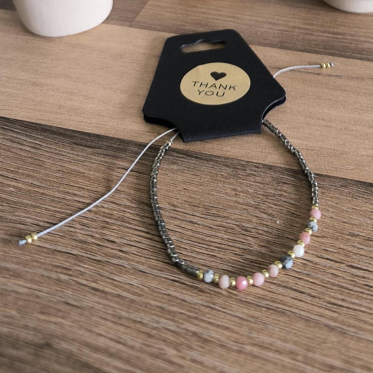 Damen Armband Boho handgefertigt mit natürlichen rosa Turmalin-Edelsteinen, Edelstahl- und grauen Perlen