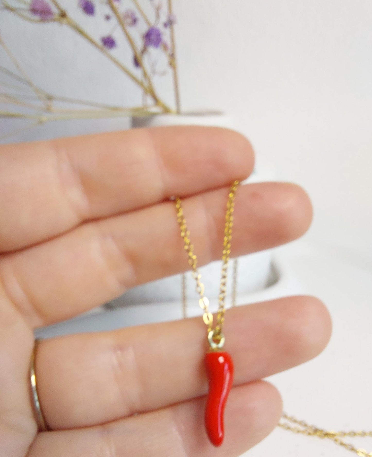 Vergoldete Edelstahlkette mit rotem Chili Anhänger | Trendige Halskette | Edelstahl Schmuck | Geschenk für Sie | Handmade Jewelry