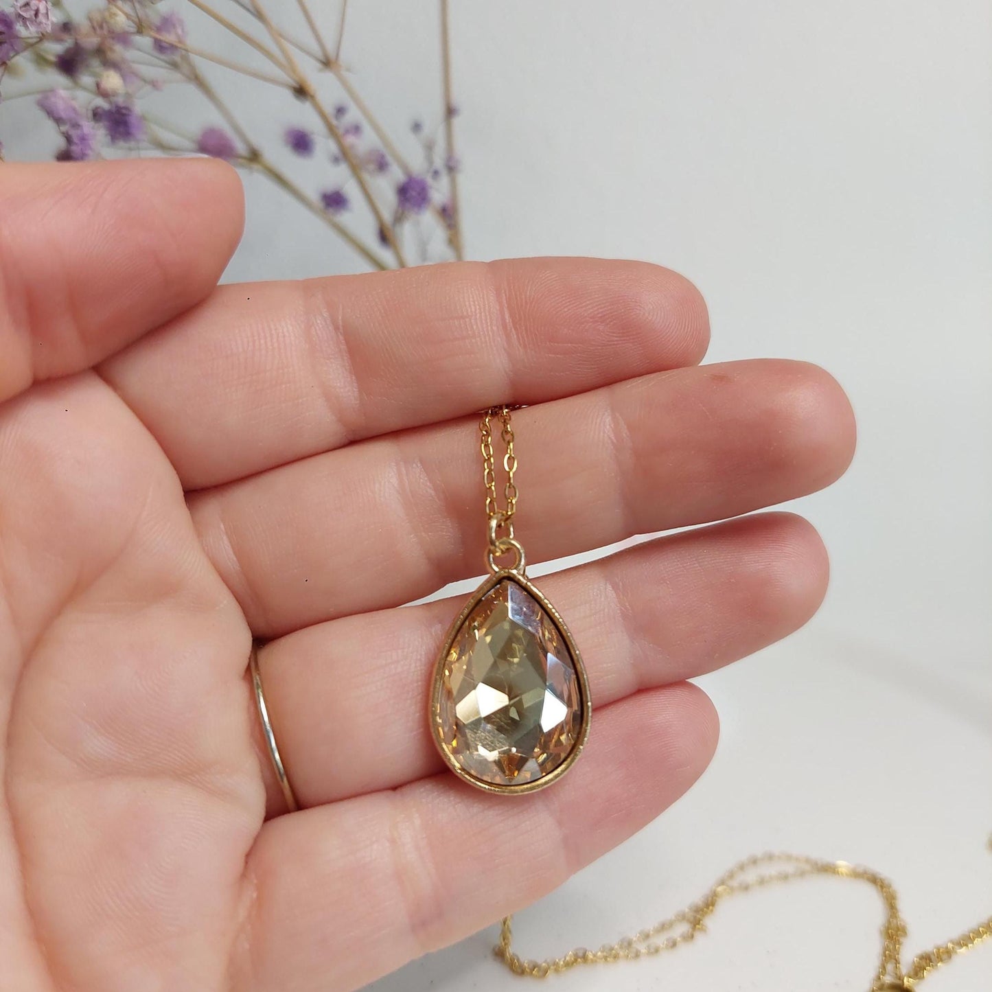 Vergoldete Edelstahlkette mit Tropfenanhänger – Blau, Beige oder Regenbogen – Glasstein, minimalistischer Schmuck, Geschenk für Frauen