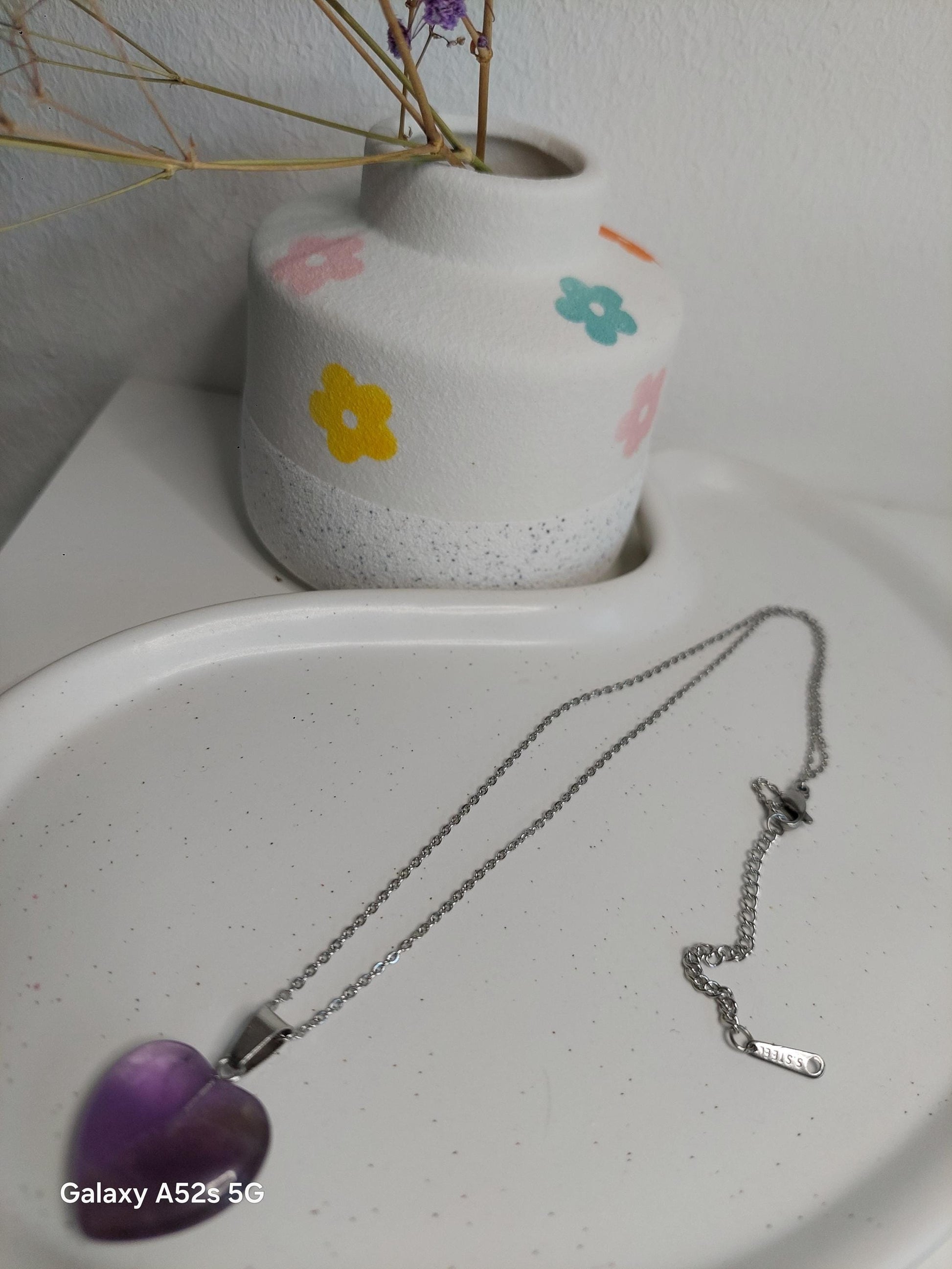 Silberne Edelstahlkette oder Lederband mit Amethyst Herz Edelstein, minimalistischer Schmuck, Geschenk für Frauen, Spiritualität Heilstein