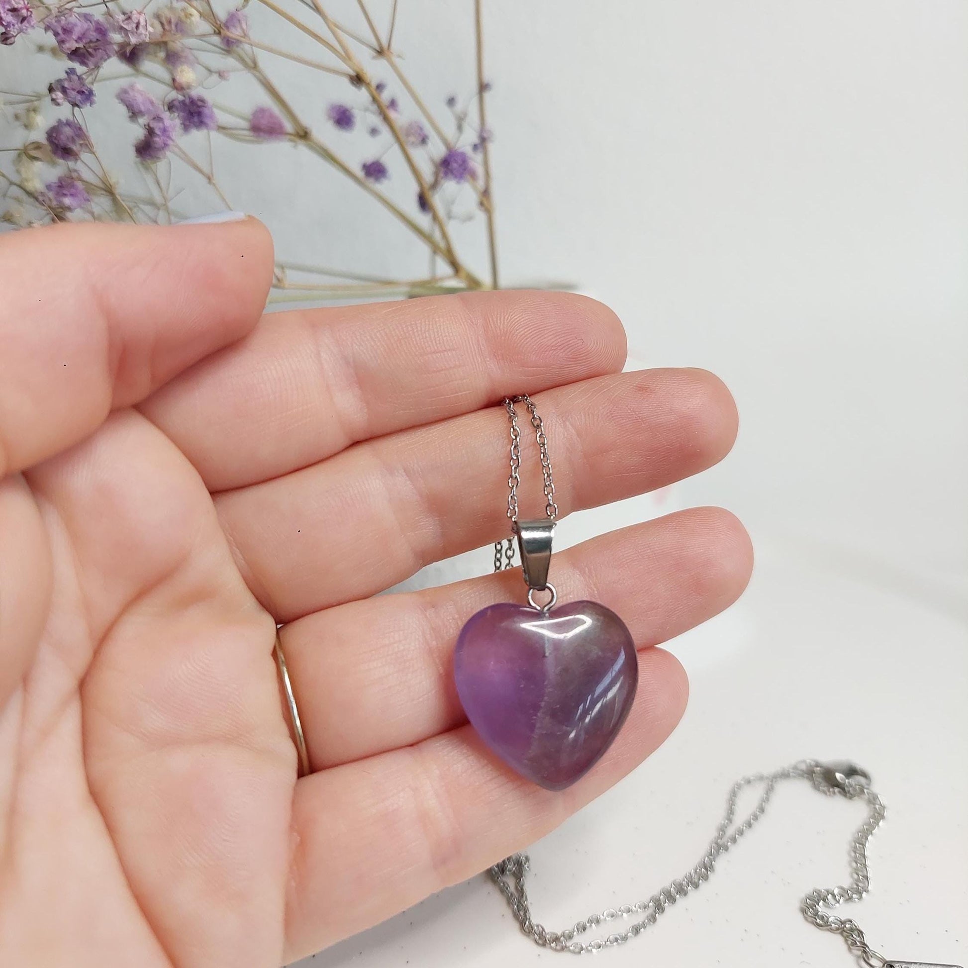 Silberne Edelstahlkette oder Lederband mit Amethyst Herz Edelstein, minimalistischer Schmuck, Geschenk für Frauen, Spiritualität Heilstein