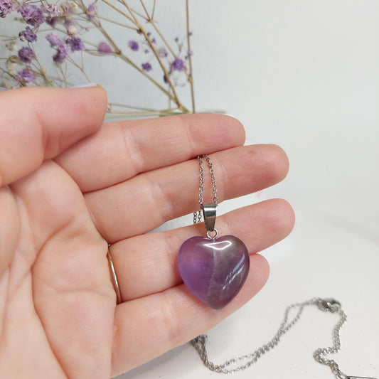 Silberne Edelstahlkette oder Lederband mit Amethyst Herz Edelstein, minimalistischer Schmuck, Geschenk für Frauen, Spiritualität Heilstein