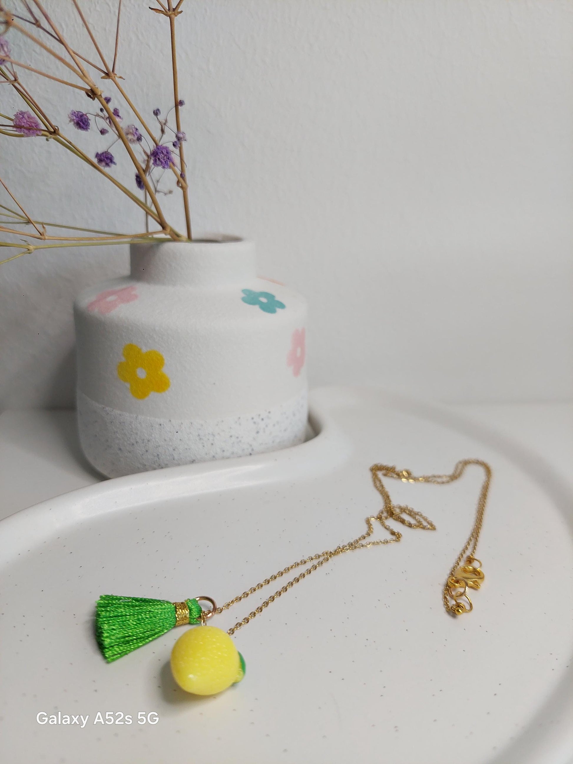 Vergoldete Edelstahlkette mit Zitronen- und Quastenanhänger – Sommerliche Statement-Halskette