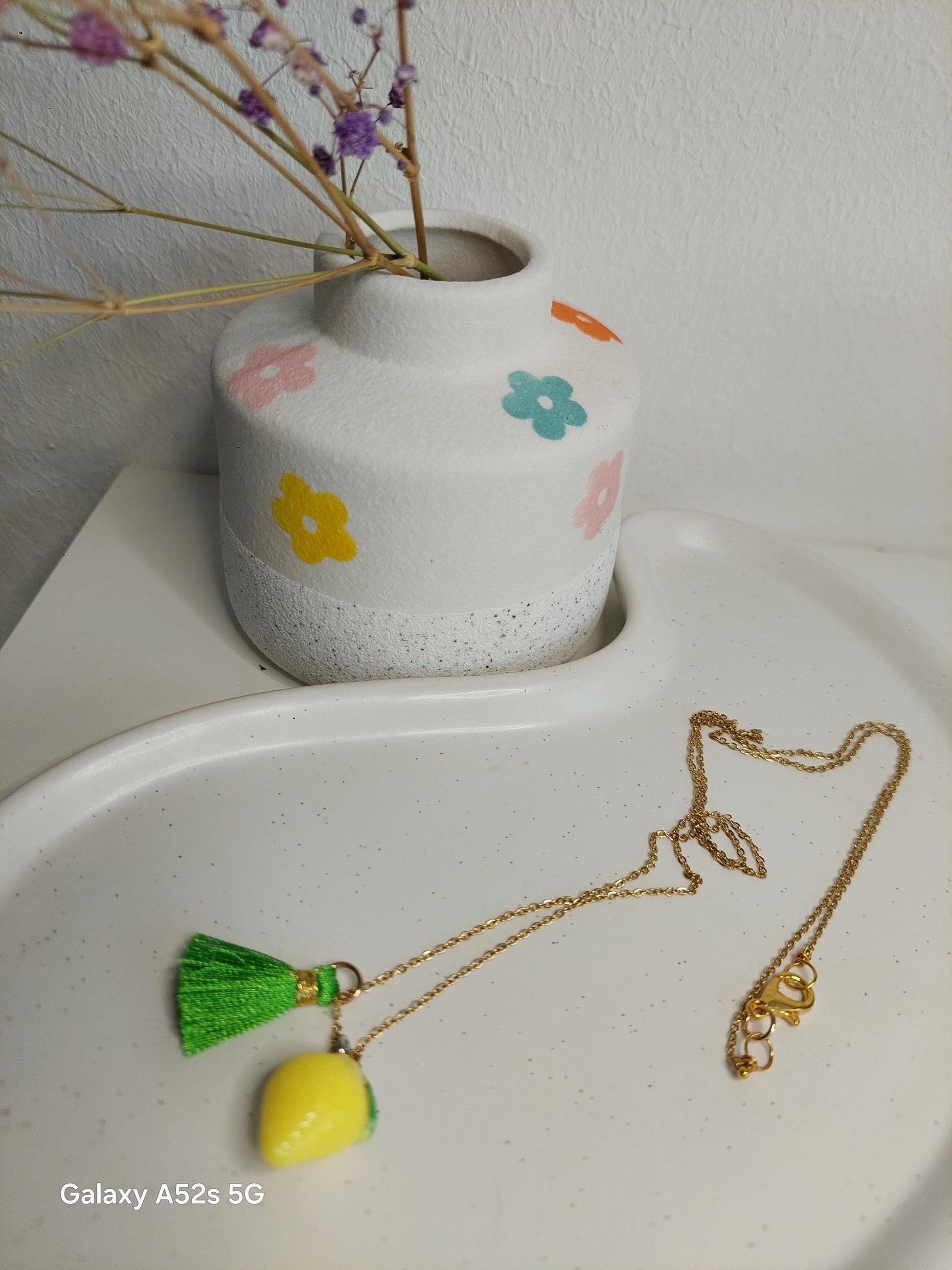 Vergoldete Edelstahlkette mit Zitronen- und Quastenanhänger – Sommerliche Statement-Halskette