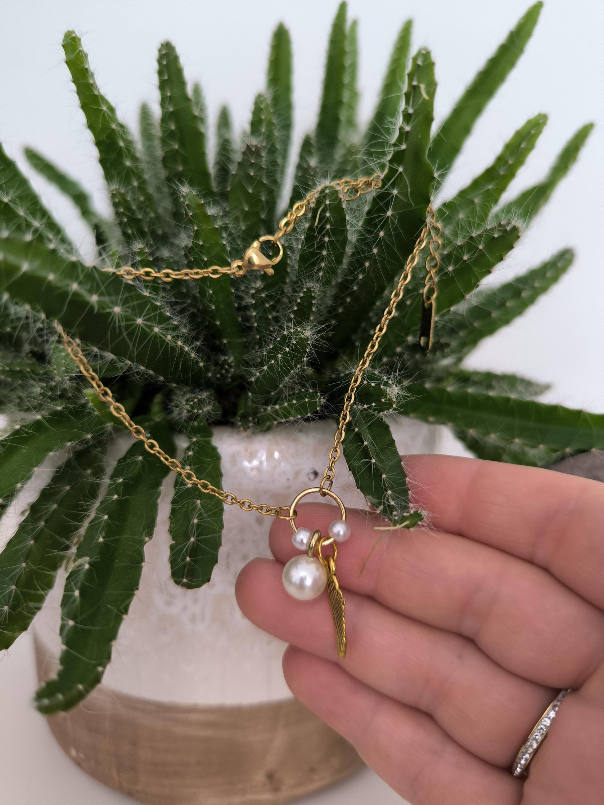 Vergoldetes Edelstahlarmband mit Perlen Engelflügel – Schutzengel Schmuck | Geschenk für Frauen | filigranes Armband | spirituell | elegant