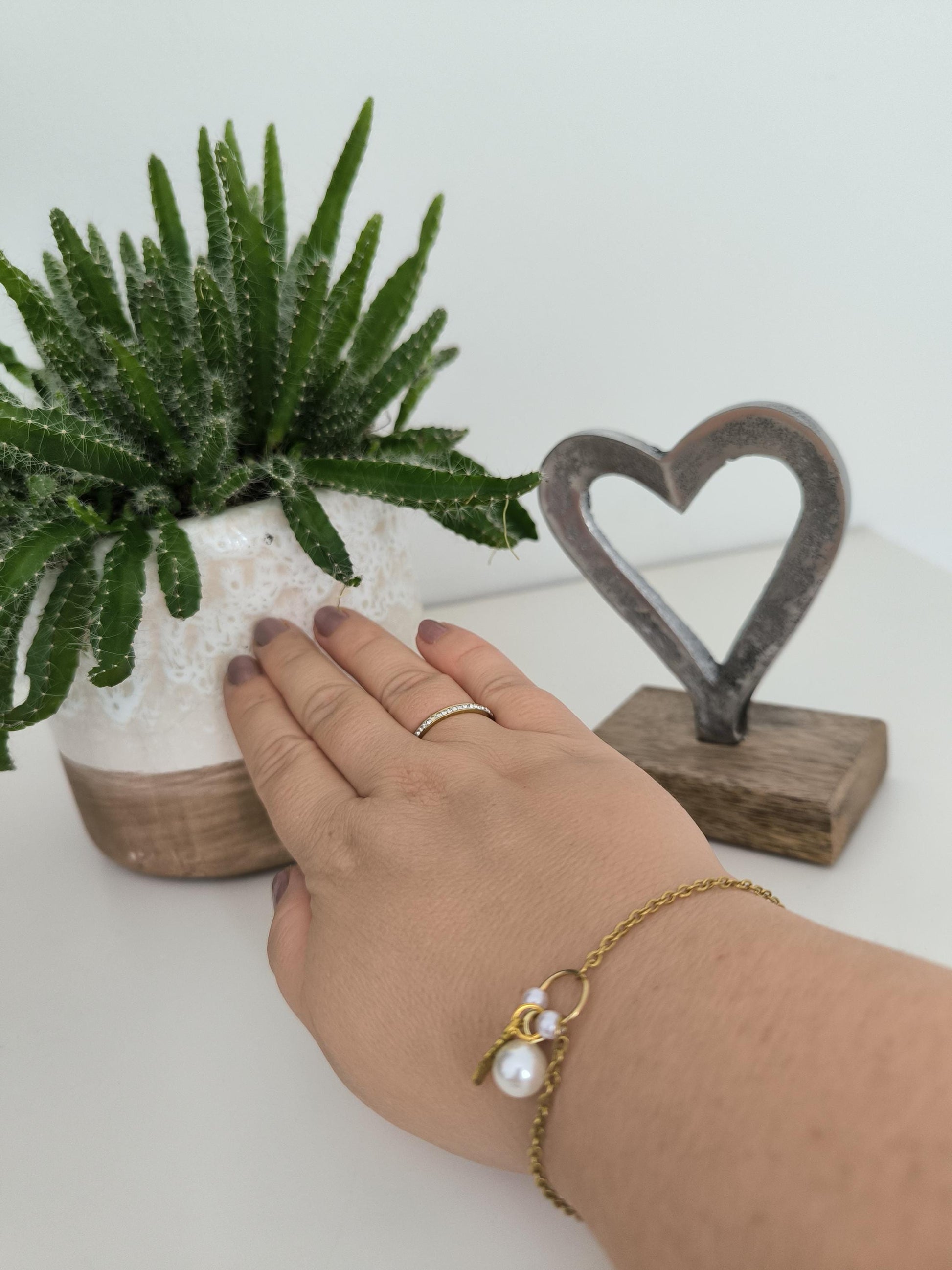 Vergoldetes Edelstahlarmband mit Perlen Engelflügel – Schutzengel Schmuck | Geschenk für Frauen | filigranes Armband | spirituell | elegant