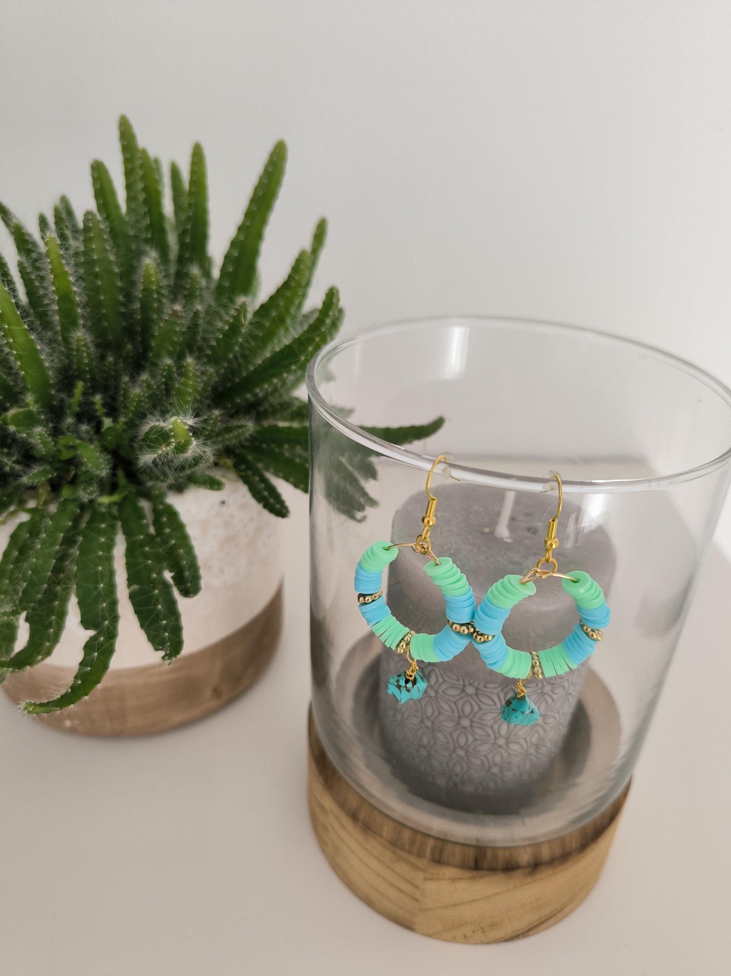 Vergoldete Edelstahl Ohrringe mit Tonperlen Edelsteinen – Türkis Sugilith, bunte Statement-Ohrringe, handgemachter Boho-Schmuck