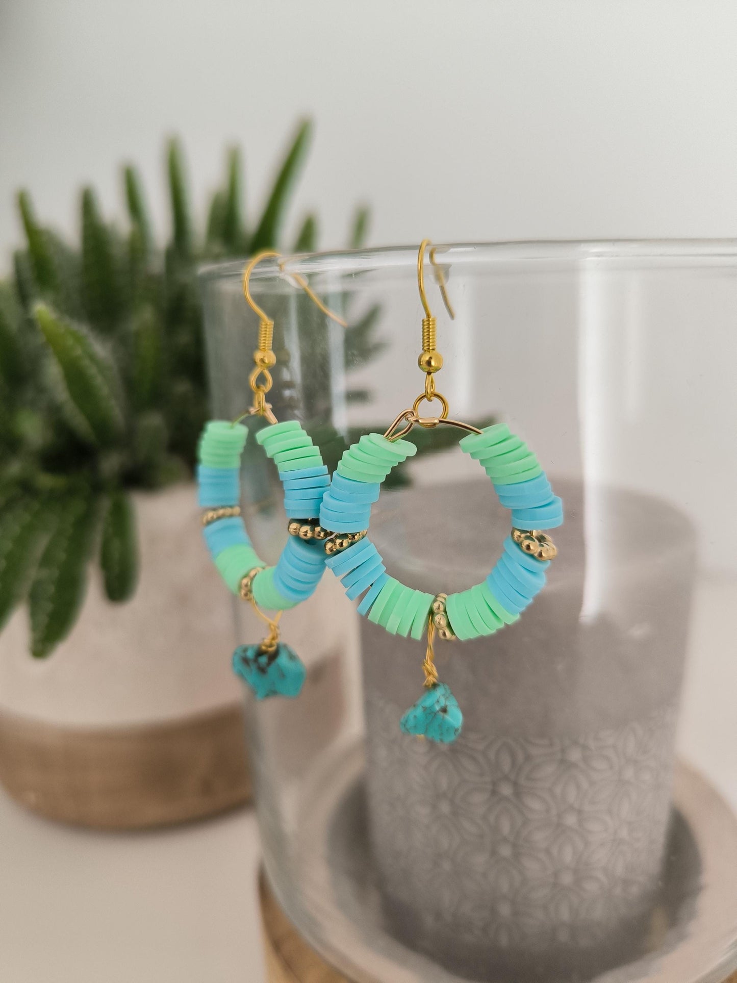 Vergoldete Edelstahl Ohrringe mit Tonperlen Edelsteinen – Türkis Sugilith, bunte Statement-Ohrringe, handgemachter Boho-Schmuck