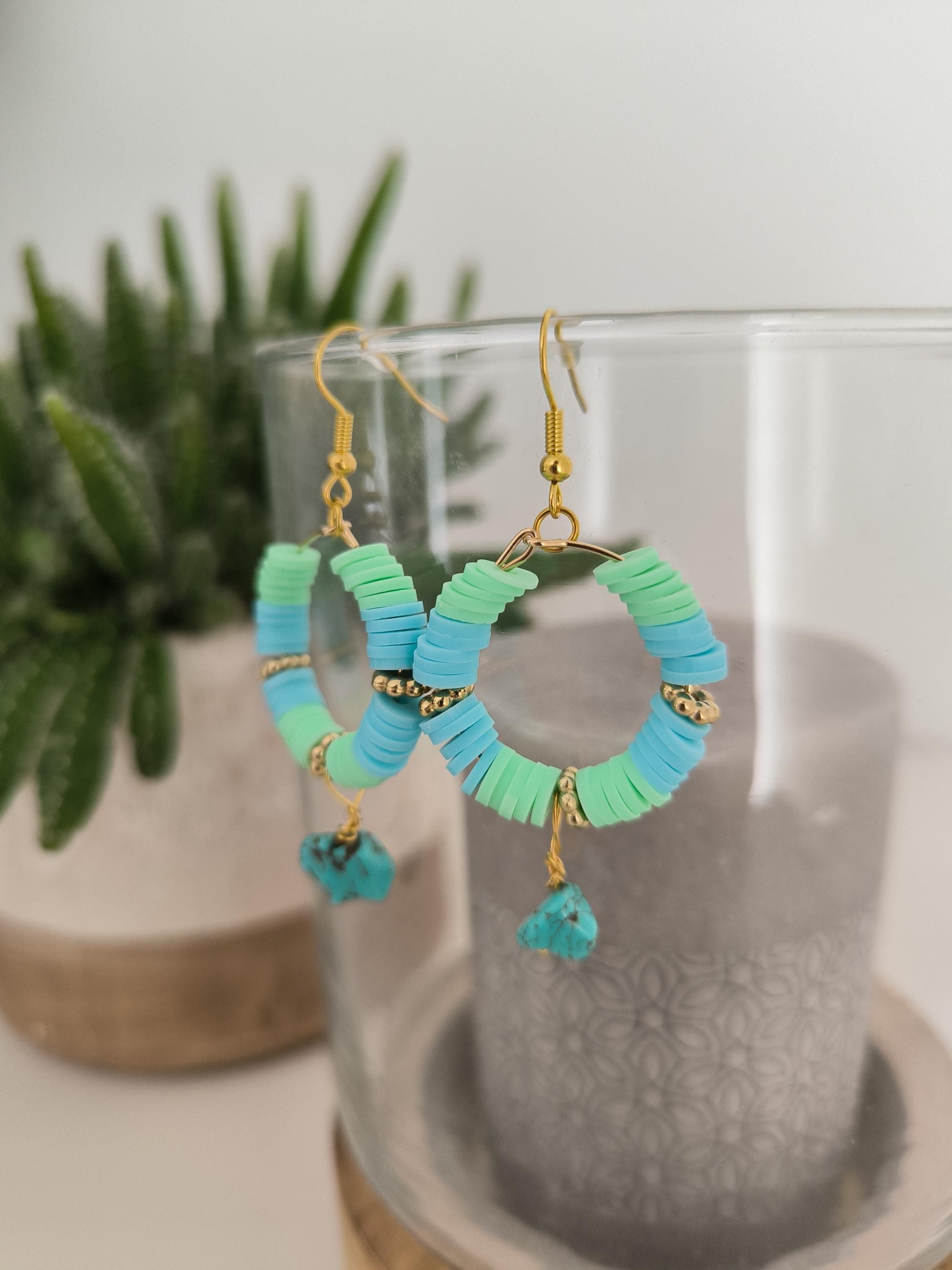 Vergoldete Edelstahl Ohrringe mit Tonperlen Edelsteinen – Türkis Sugilith, bunte Statement-Ohrringe, handgemachter Boho-Schmuck