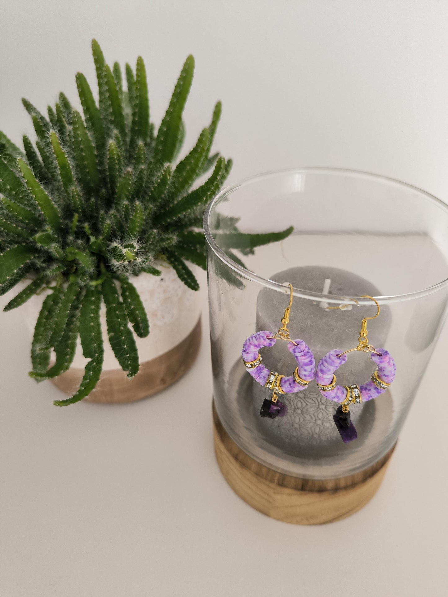 Vergoldete Edelstahl Ohrringe mit Tonperlen Edelsteinen – Türkis Sugilith, bunte Statement-Ohrringe, handgemachter Boho-Schmuck