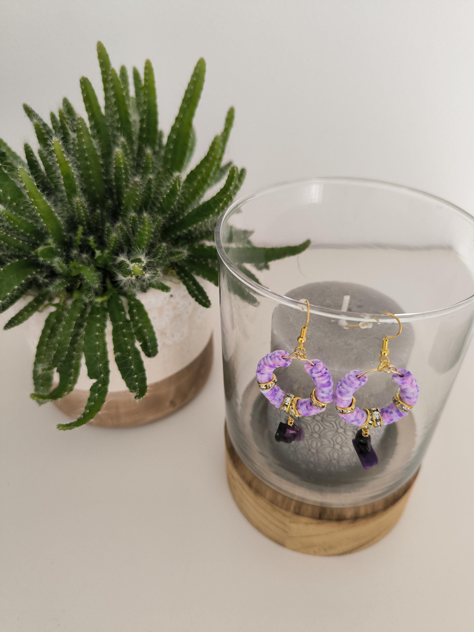 Vergoldete Edelstahl Ohrringe mit Tonperlen Edelsteinen – Türkis Sugilith, bunte Statement-Ohrringe, handgemachter Boho-Schmuck